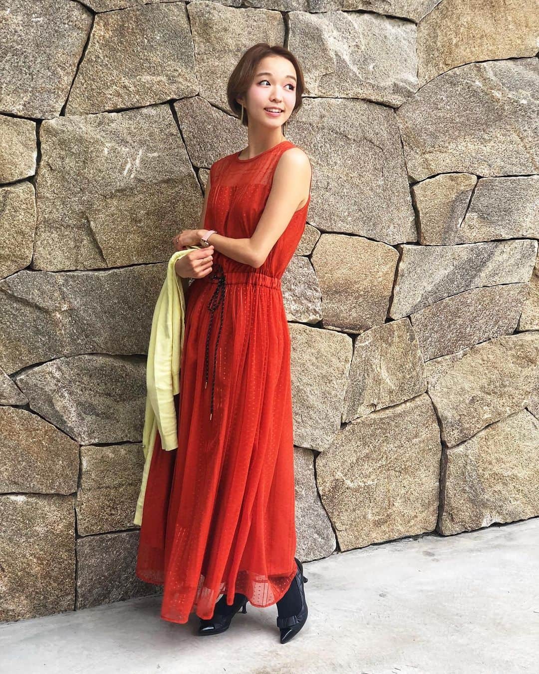 関口未来さんのインスタグラム写真 - (関口未来Instagram)「@smeralda_official_  ストライプレースドレス　オレンジ  148cm ママコーデ👗 完全に春先どりですが、ストライプレースが可愛いワンピース❤︎  お呼ばれにも、ちょっとしたお出かけにも使えそう 148cm、ヒールなしだとギリギリですが、ウエストゴムでギャザリングできます❣️ これは2.3センチのヒールをはいています💖🥰  さらっと一枚ですごくおしゃれになるスメラルダ❤︎ 学校行事にも使えそうなフォーマルアイテムもあったよ‼️ 1/29〜2/7までsme ralda公式オンラインストアととZOZOTOWNでタイムセール開催中！ 是非チェックしてみて下さいね❣️  ちなみにこちらのブルーはもうなかったです😣  #smeralda#スメラルダ#ドレス#ワンピース#結婚式ドレス#結婚式コーデ#お呼ばれドレス#お呼ばれコーデ#二次会ドレス#パーティードレス#ootd#pr#セール#タイムセール#ZOZO #ママコーデ #男の子ママ  #新米ママ #新米ママと繋がりたい  #おしゃれさんと繋がりたい  #おちびコーデ  #148cmコーデ  #低身長コーデ #低身長の人と繋がりたい  #新米ママ #新米ママと繋がりたい  #読モ #今日のコーデ #ootd #コーディネート #読者モデル #おちびコーデ  #おちびの輪 #フォロワー募集中」1月30日 21時45分 - miki.sekiguchi_x