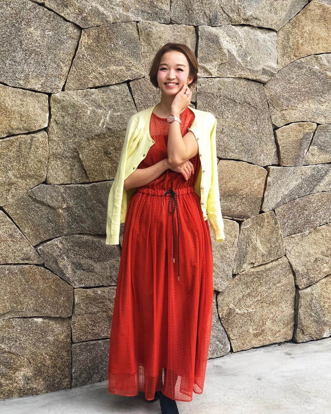 関口未来さんのインスタグラム写真 - (関口未来Instagram)「@smeralda_official_  ストライプレースドレス　オレンジ  148cm ママコーデ👗 完全に春先どりですが、ストライプレースが可愛いワンピース❤︎  お呼ばれにも、ちょっとしたお出かけにも使えそう 148cm、ヒールなしだとギリギリですが、ウエストゴムでギャザリングできます❣️ これは2.3センチのヒールをはいています💖🥰  さらっと一枚ですごくおしゃれになるスメラルダ❤︎ 学校行事にも使えそうなフォーマルアイテムもあったよ‼️ 1/29〜2/7までsme ralda公式オンラインストアととZOZOTOWNでタイムセール開催中！ 是非チェックしてみて下さいね❣️  ちなみにこちらのブルーはもうなかったです😣  #smeralda#スメラルダ#ドレス#ワンピース#結婚式ドレス#結婚式コーデ#お呼ばれドレス#お呼ばれコーデ#二次会ドレス#パーティードレス#ootd#pr#セール#タイムセール#ZOZO #ママコーデ #男の子ママ  #新米ママ #新米ママと繋がりたい  #おしゃれさんと繋がりたい  #おちびコーデ  #148cmコーデ  #低身長コーデ #低身長の人と繋がりたい  #新米ママ #新米ママと繋がりたい  #読モ #今日のコーデ #ootd #コーディネート #読者モデル #おちびコーデ  #おちびの輪 #フォロワー募集中」1月30日 21時45分 - miki.sekiguchi_x