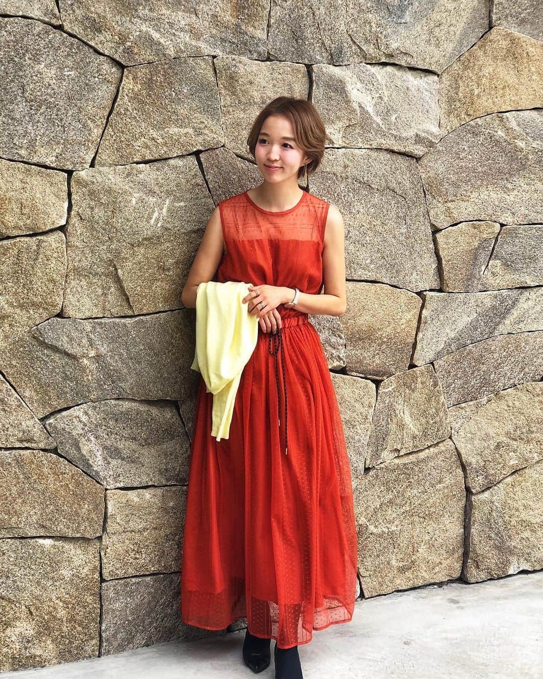 関口未来さんのインスタグラム写真 - (関口未来Instagram)「@smeralda_official_  ストライプレースドレス　オレンジ  148cm ママコーデ👗 完全に春先どりですが、ストライプレースが可愛いワンピース❤︎  お呼ばれにも、ちょっとしたお出かけにも使えそう 148cm、ヒールなしだとギリギリですが、ウエストゴムでギャザリングできます❣️ これは2.3センチのヒールをはいています💖🥰  さらっと一枚ですごくおしゃれになるスメラルダ❤︎ 学校行事にも使えそうなフォーマルアイテムもあったよ‼️ 1/29〜2/7までsme ralda公式オンラインストアととZOZOTOWNでタイムセール開催中！ 是非チェックしてみて下さいね❣️  ちなみにこちらのブルーはもうなかったです😣  #smeralda#スメラルダ#ドレス#ワンピース#結婚式ドレス#結婚式コーデ#お呼ばれドレス#お呼ばれコーデ#二次会ドレス#パーティードレス#ootd#pr#セール#タイムセール#ZOZO #ママコーデ #男の子ママ  #新米ママ #新米ママと繋がりたい  #おしゃれさんと繋がりたい  #おちびコーデ  #148cmコーデ  #低身長コーデ #低身長の人と繋がりたい  #新米ママ #新米ママと繋がりたい  #読モ #今日のコーデ #ootd #コーディネート #読者モデル #おちびコーデ  #おちびの輪 #フォロワー募集中」1月30日 21時45分 - miki.sekiguchi_x
