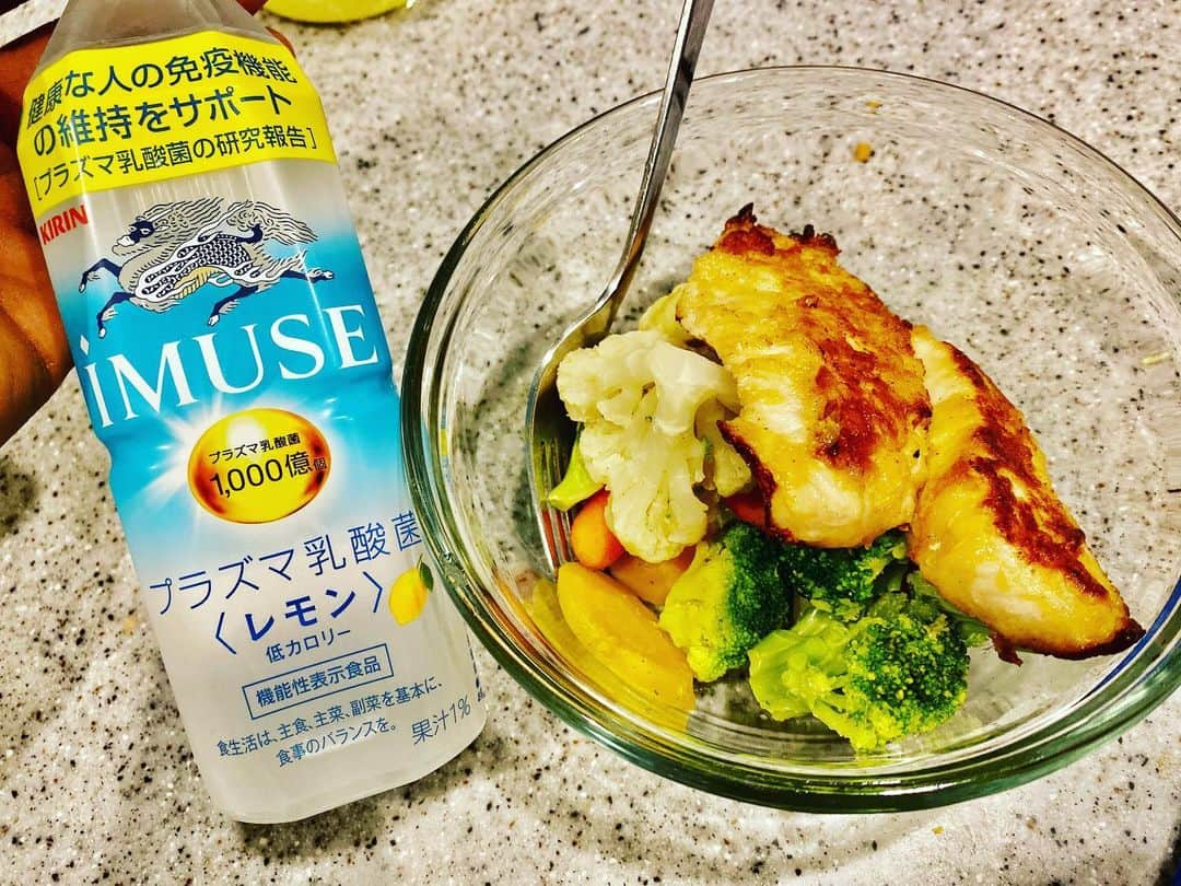 ダンテ・カーヴァーのインスタグラム：「今日のご飯と好きな飲み物。 🍋 いまこそ免疫対策 #イミューズ #プラズマ乳酸菌 #私のおすすめはレモン  #免疫 #キリンビバレッジ #KIRIN」