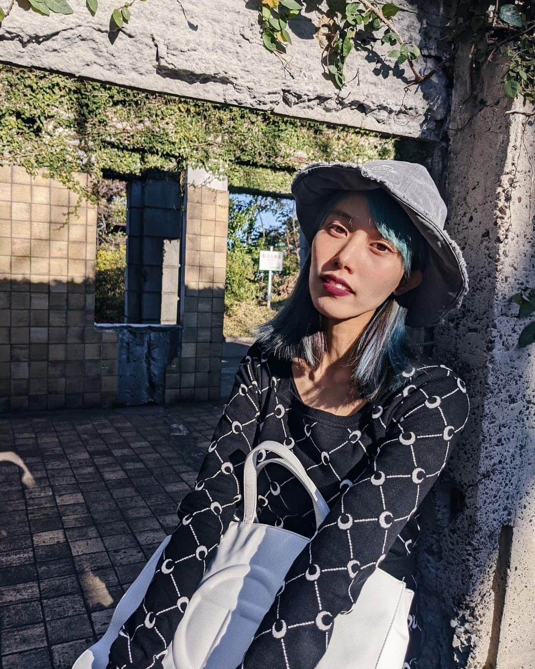 草野絵美のインスタグラム：「Weekend🌈✨  👗 #marineserre  👜 #telfarbag  👒 #cyclebymyob  🎧 #beatsx」
