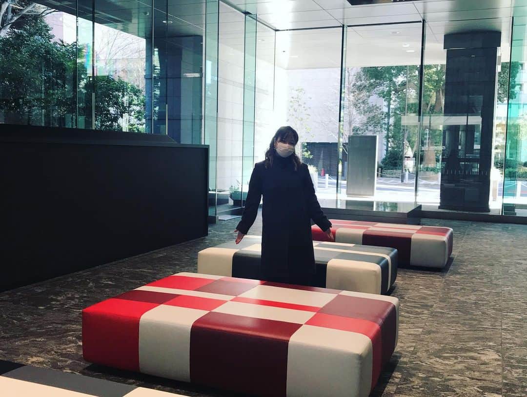 有坂美香さんのインスタグラム写真 - (有坂美香Instagram)「本日より #港区文化芸術フェスティバル 「Sing Along Together』開催にあたり、オンラインでのレッスンが始まりました！昨年は残念ながら本番3日前に公演中止となってしまいましたが、今年は形を変えて、いざ出陣！ 今回は、本番日のみが対面となり、他リハーサルは全てオンラインになりました。更に時間短縮、人数制限、充分な距離を取りマスク着用で歌唱、無観客他、感染防止に最善を尽くしての取り組みとなります。 画面上とはいえ、沢山の練習を重ねてきた皆さんとの1年ぶりの再会！！熱くなるものがありました。 そして、新しい形でも果敢に取り組む港区民の皆さんには本当に毎年勇気を頂きます！！　😭🙏 どのような形であれ、またこうして港区の皆さんと一緒に歌える機会 を実現させるために、いつでも全力でサポートして下さるチームポニーキャニオン、そして港区役所の皆さんにも、心より感謝申し上げます！ 本番までどうぞよろしくお願いいたします！！  #港区文化芸術フェスティバル  #港区 #ponycanyon  #有坂美香  #港区 #港区観光大使 #クワイヤー  #オンラインゴスペルレッスン #2021projectsinthemaking」1月30日 21時49分 - mikaarisaka