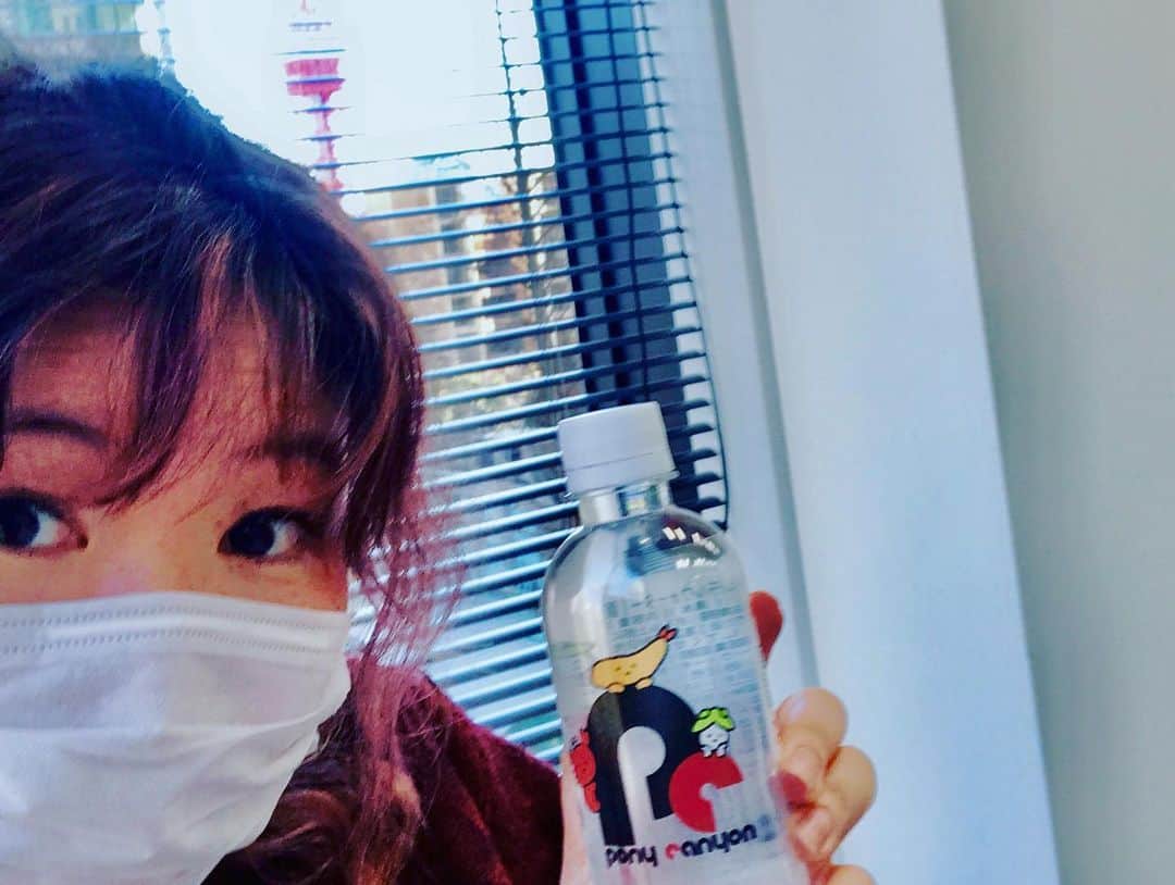 有坂美香さんのインスタグラム写真 - (有坂美香Instagram)「本日より #港区文化芸術フェスティバル 「Sing Along Together』開催にあたり、オンラインでのレッスンが始まりました！昨年は残念ながら本番3日前に公演中止となってしまいましたが、今年は形を変えて、いざ出陣！ 今回は、本番日のみが対面となり、他リハーサルは全てオンラインになりました。更に時間短縮、人数制限、充分な距離を取りマスク着用で歌唱、無観客他、感染防止に最善を尽くしての取り組みとなります。 画面上とはいえ、沢山の練習を重ねてきた皆さんとの1年ぶりの再会！！熱くなるものがありました。 そして、新しい形でも果敢に取り組む港区民の皆さんには本当に毎年勇気を頂きます！！　😭🙏 どのような形であれ、またこうして港区の皆さんと一緒に歌える機会 を実現させるために、いつでも全力でサポートして下さるチームポニーキャニオン、そして港区役所の皆さんにも、心より感謝申し上げます！ 本番までどうぞよろしくお願いいたします！！  #港区文化芸術フェスティバル  #港区 #ponycanyon  #有坂美香  #港区 #港区観光大使 #クワイヤー  #オンラインゴスペルレッスン #2021projectsinthemaking」1月30日 21時49分 - mikaarisaka