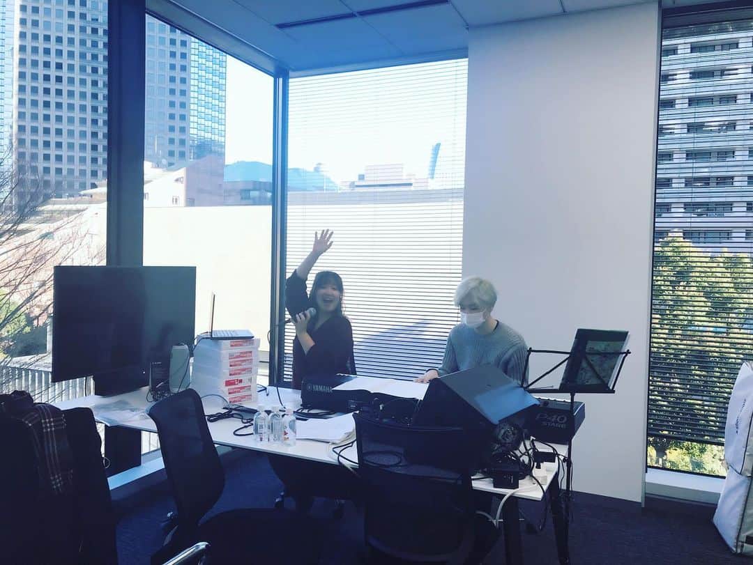有坂美香さんのインスタグラム写真 - (有坂美香Instagram)「本日より #港区文化芸術フェスティバル 「Sing Along Together』開催にあたり、オンラインでのレッスンが始まりました！昨年は残念ながら本番3日前に公演中止となってしまいましたが、今年は形を変えて、いざ出陣！ 今回は、本番日のみが対面となり、他リハーサルは全てオンラインになりました。更に時間短縮、人数制限、充分な距離を取りマスク着用で歌唱、無観客他、感染防止に最善を尽くしての取り組みとなります。 画面上とはいえ、沢山の練習を重ねてきた皆さんとの1年ぶりの再会！！熱くなるものがありました。 そして、新しい形でも果敢に取り組む港区民の皆さんには本当に毎年勇気を頂きます！！　😭🙏 どのような形であれ、またこうして港区の皆さんと一緒に歌える機会 を実現させるために、いつでも全力でサポートして下さるチームポニーキャニオン、そして港区役所の皆さんにも、心より感謝申し上げます！ 本番までどうぞよろしくお願いいたします！！  #港区文化芸術フェスティバル  #港区 #ponycanyon  #有坂美香  #港区 #港区観光大使 #クワイヤー  #オンラインゴスペルレッスン #2021projectsinthemaking」1月30日 21時49分 - mikaarisaka