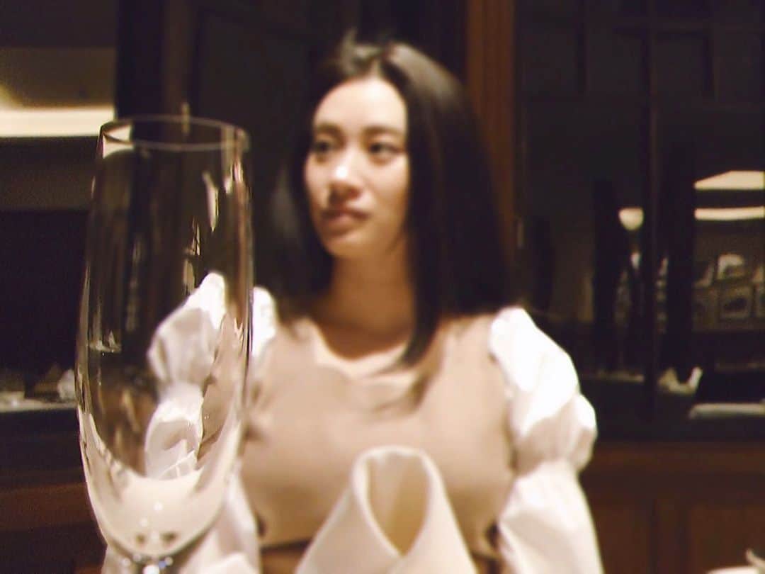 鈴木芳奈のインスタグラム：「怒涛の今週の撮影乗り切ったーっっっ 今日も現場の皆さんと一緒に作品づくりできた キャスト、スタッフさんみーんな誰一人かけてはならない、一人一人が大切な存在なんです またまた大先輩とのお芝居で愛の溢れるお言葉をいただき、嬉しかったな クランクアップはまだだけどひと段落💫 写真はいつの日かのお食事。 もちろん20時より前にいただいた時のだよ^ ^ おつかれさまでした☺︎」