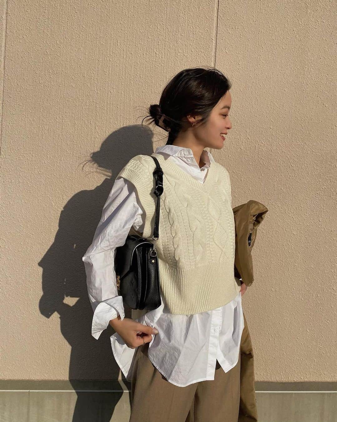 丸山クルミのインスタグラム：「. 前回シャツを着たのはいつだろう、、、 たまにはいいかも✨と思って購入💫」