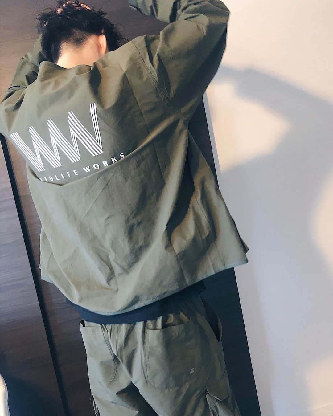 穴井隆文のインスタグラム：「@wildlife_works_inc の新作がカッコよすぎる🙌﻿ ﻿ @puri0621 さんありがとうございます！！﻿ 着まくります🙇‍♂️🙇‍♂️🙇‍♂️﻿ ﻿ 2/1から発売開始！！﻿ 見逃し厳禁です！！﻿ ﻿ #wildlifeworks」