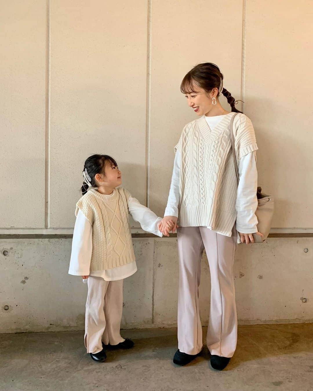 satomiさんのインスタグラム写真 - (satomiInstagram)「🤍💗 . . セーラームーンにハマってる親子です🌙 . クリスタルを見終えて 昔の最初からの見てる🥺✨ . りいなくらいのころ セーラームーンごっことかしたなぁ❤️ . 時代を感じるけどそれもまた面白い🤣 . りいなはジュピターが好きらしい💚💚 渋め笑笑 . . . ニットベストコーデお気に入り🥰 . 1番最後のりいなのカッコイイポーズも 見てね😏❤️笑 . . 👩🏻mama tops #lowrysfarm  vest / bag / shoes #grshimamura #dearful  pants #gu #カットソーカラーフレアスラックス  . 👧🏻riina tops / vest / pants #grbirthday  shoes #hmkids . . #5歳 #riina93linkcode #リンクコーデ #親子リンクコーデ #親子コーデ #ママトコ #女の子コーデ #女の子ファッション #キッズファッション #キッズコーデ #プチプラコーデ #ママリファッション #comonaファッション #mamagirl #ベスト #ニットベスト #ニットベストコーデ #プチプラのあや #あやらー #あやらーコーデ」1月30日 21時52分 - riina.93