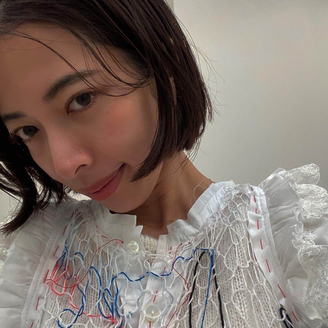水野里砂のインスタグラム：「ぶりぶり🤍👚」