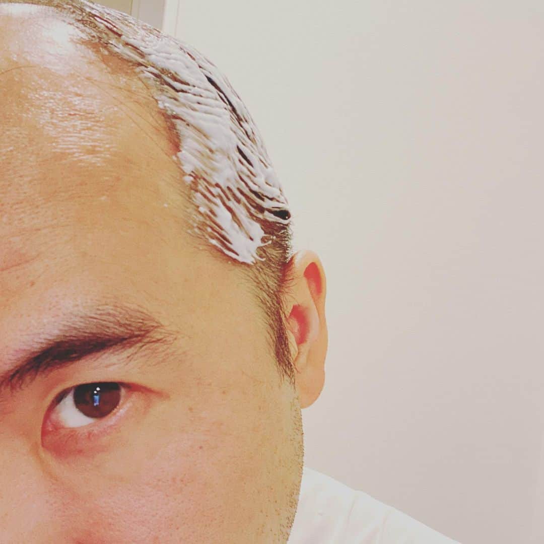 斎藤司のインスタグラム：「自粛中にやりがちな行為 それをやってしまう人 いや、やられる人 僕にはない 髪の所有権 借地権付き頭部  #抜くよ  #whats #color #do #you #like？」