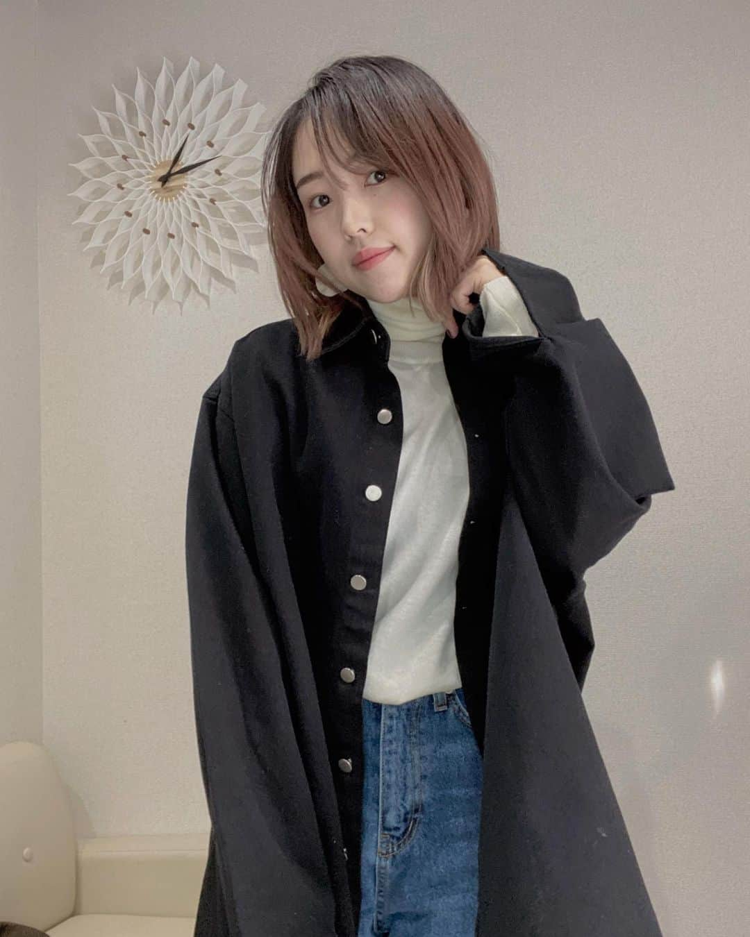 高森紫乃さんのインスタグラム写真 - (高森紫乃Instagram)「. CHAM New arrival ◇Riri jacket 着回し抜群のデニムジャケットを ご用意しました🐈♡ こちらも性別問わず。 わりとゆるっとシルエットなので 厚手のもの重ねても○ 春先まで着用可能なジャケットです。 今回も販売数少なめなのでお早めに(> <) 販売は2月の2週目頃予定です❕ よろしくお願いします♡ . . . #CHAM🌷」1月30日 22時04分 - shino_starmarie.official