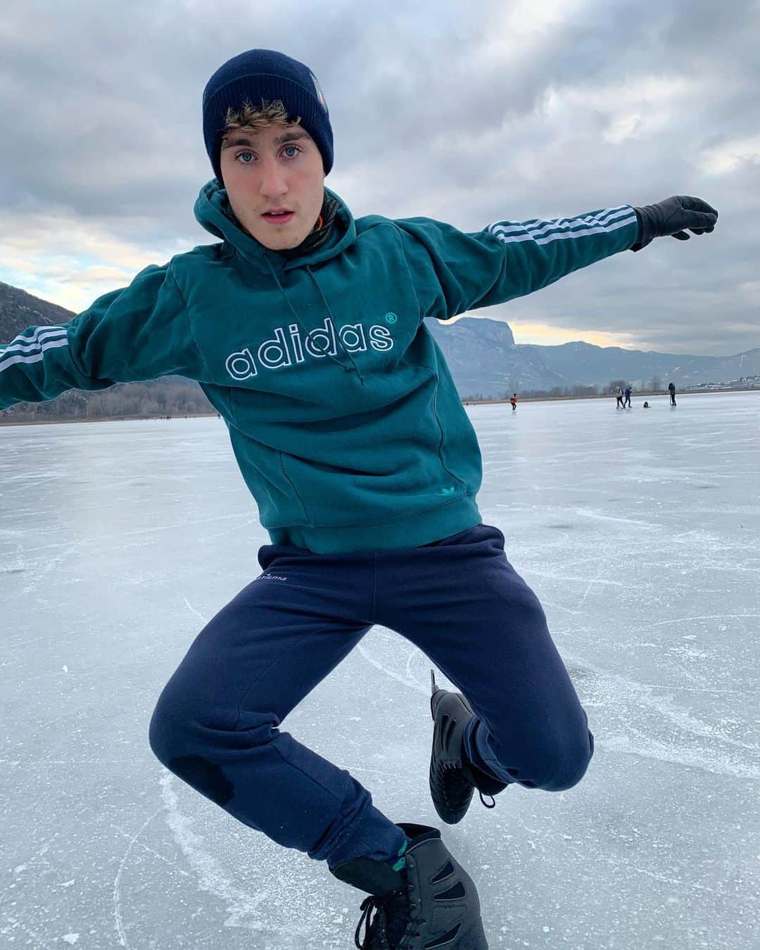 マッテオ・リッツォさんのインスタグラム写真 - (マッテオ・リッツォInstagram)「Pivot 🌀 • • #adidasita #figureskating #pattinaggiosughiaccio #matteorizzo #frozenlake」1月30日 22時00分 - matteorizzoo