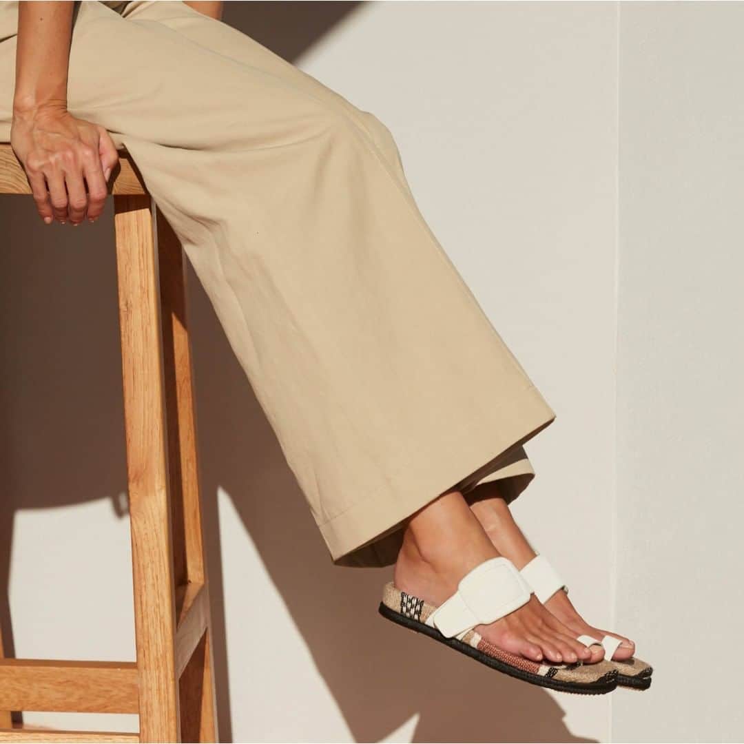 ペドロガルシアのインスタグラム：「Slide a little Southwestern spirit into your wardrobe with graphic toe ring sandals. Style: Ayla/ ‘faux’ buckle toe ring in chalk castoro suede. #pedrogarciashoes #madeinspain」