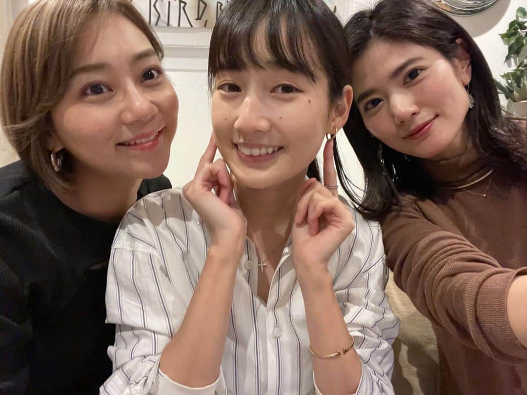 高嶋香帆のインスタグラム：「先日のこと、自宅でまきちゃんみずきちゃんがお誕生日お祝いしてくれました🥂💓  いつもありがとう🥰  とってもお洒落なイヤーカフをもらったようっ！」