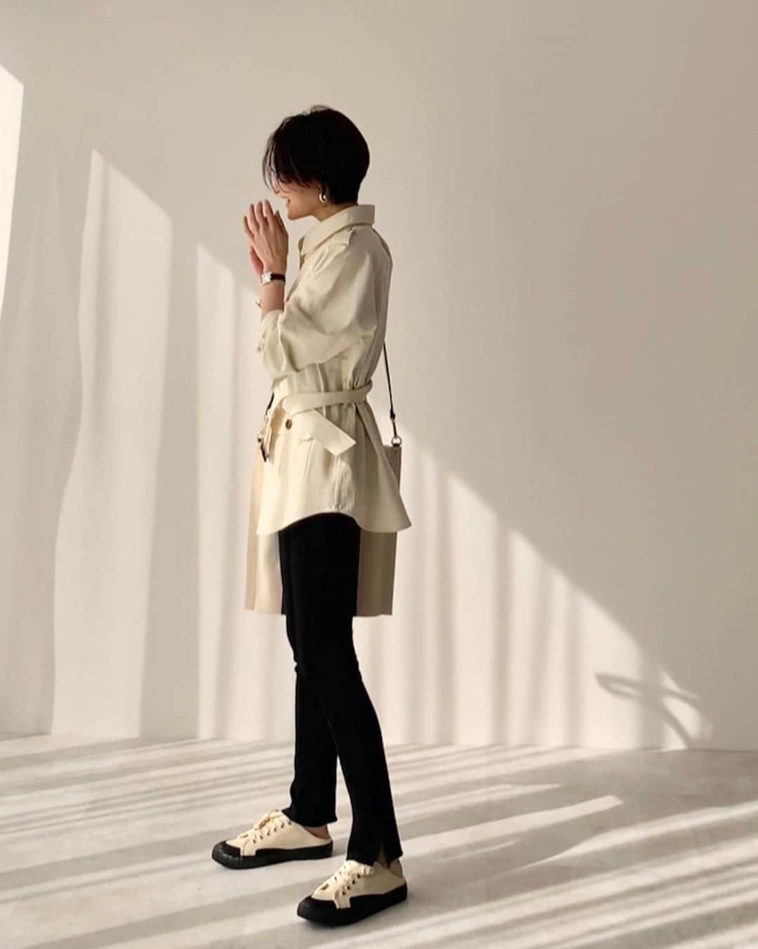 金子麻貴さんのインスタグラム写真 - (金子麻貴Instagram)「春になったらすぐ履きたい @zara のスリッポンスニーカー。歩きずらいかなぁと思いきや意外と脱げないし履き心地も良かった。  横から見るとブラックのソールも可愛くてトートバッグと色味もピッタリでした🤍  #fashion#zara#regleam#ザラ#スニーカー#スリッポン#トートバッグ#キャンバストート#モノトーン#カジュアルコーデ#スニーカーコーデ#サファリジャケット」1月30日 22時14分 - mtmmaki