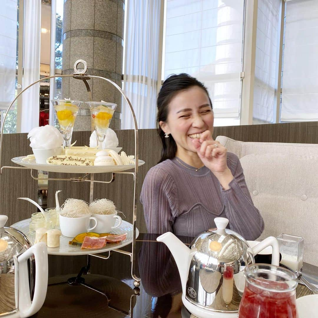 来栖あつこさんのインスタグラム写真 - (来栖あつこInstagram)「黎子さまが誕生日祝いしてくれた🥰﻿ ﻿ コートを脱いだ瞬間、デジャヴかと思った（笑）﻿ 黎子さま、まさかまさかの、先日のおーむらさんと同じ白いワンピース着てきたよ！﻿ （あ、ごめん。白コーディネートにしよ⛄️って言ってたの忘れていたのは私💦）﻿ ﻿ ツル、どんだけ人気やねん😂﻿ ﻿ ワンピースの話だけで20分盛り上がりました（笑）﻿ ﻿ れいちゃんって、真面目だけど、どこか抜けてて凄く面白い。﻿ いつも会う度沢山笑顔をくれる最高のお友達です✨﻿ ﻿ 誕生日祝いなのに、帰りがけにバレンタインチョコまでもらっちゃって『あつこ、愛されてる🍫』と盛大に勘違いさせていただきました♡﻿ ありがとう、れいちゃん！﻿ ﻿ #アフタヌーンティー﻿ #🫖﻿ #マリオット﻿ #友達 ﻿ #friend﻿ #リス顔 #猫顔 #たぬき顔 ﻿ #atsukokurusu ﻿ #来栖あつこ ﻿ #アヒル口」1月30日 22時14分 - atsukokurusu