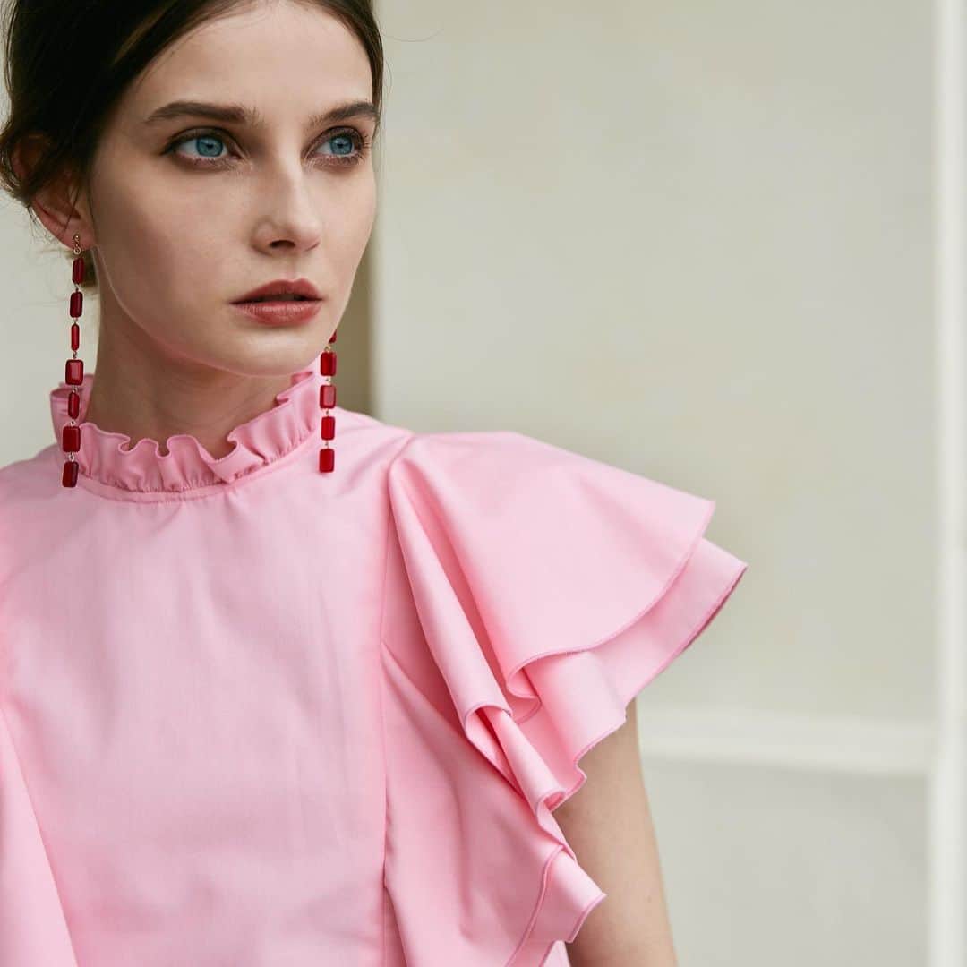 Tsuru by Mariko Oikawaのインスタグラム：「2月入荷予定♪ 2021 ss collection.  Mano/PINK ¥23,000+tax  Nandina/RED ¥5,000+tax  鮮やかなピンクが目を惹くブラウスに赤のドロップピアスでカラーを存分に楽しんで♪  #tsuru #tsurubymarikooikawa #2021ss」