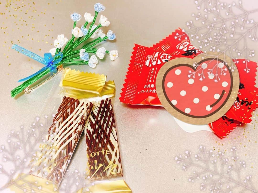 倉田雅世のインスタグラム：「かわいこちゃんたちからもらったプレゼント🎁 さりげなくて、なんともかわいい💕 カタチじゃなくて、何より気持ちが、うれしいのです。ありがとう。 みんなの幸運を祈って…🌸」