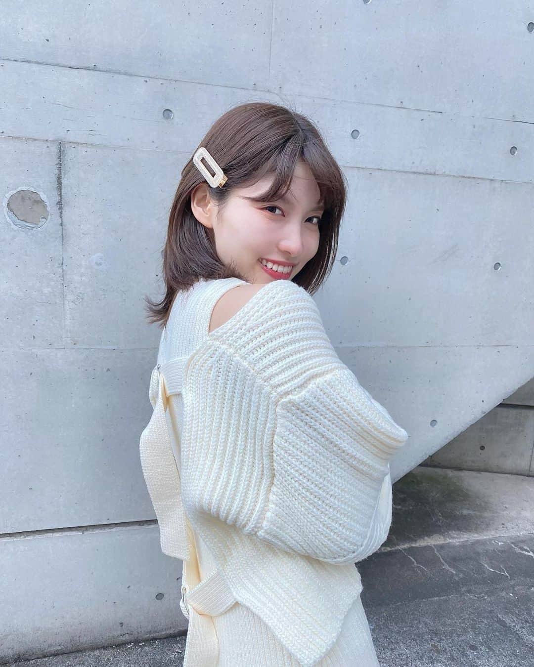 谷口めぐさんのインスタグラム写真 - (谷口めぐInstagram)「このワンピース、 大好きな友達とお揃いなんです🥰 背中がとっても可愛いの♥  #めぐコーデ #mercuryduo #moussy #ニットワンピース #ニットワンピ」1月30日 22時09分 - o_megu1112