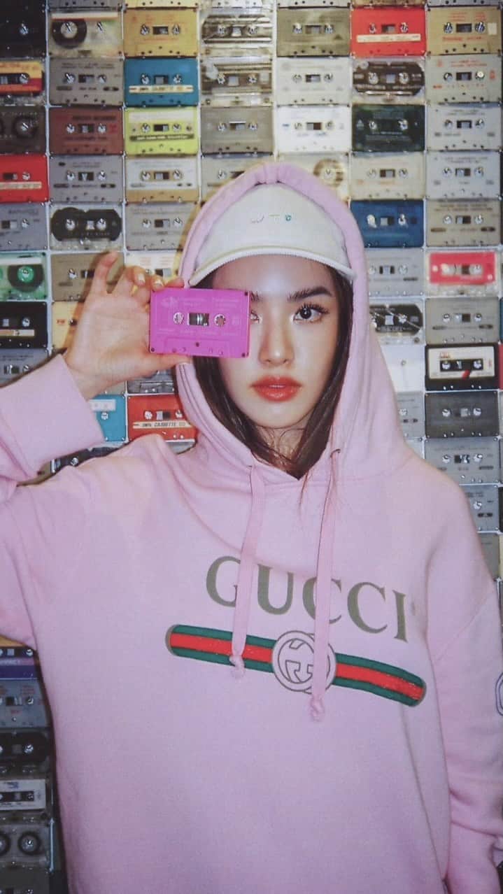 グレース＝カンクラオのインスタグラム：「เป็นเพลงที่ลุยเองเยอะมาก ทุกขั้นตอน MV แรพที่เพิ่มมาก็แต่งเอง เอยบอกอยากได้แบบไหนก็ลองทำเองให้ได้จ้า! 55 ฝากเข้าไปฟังกันด้วยน้า 😂💗@eii_thanaphan 📸@pherawit_photographer @super_nann  Special thanks to @y25musicspace naka #supernanfilms」