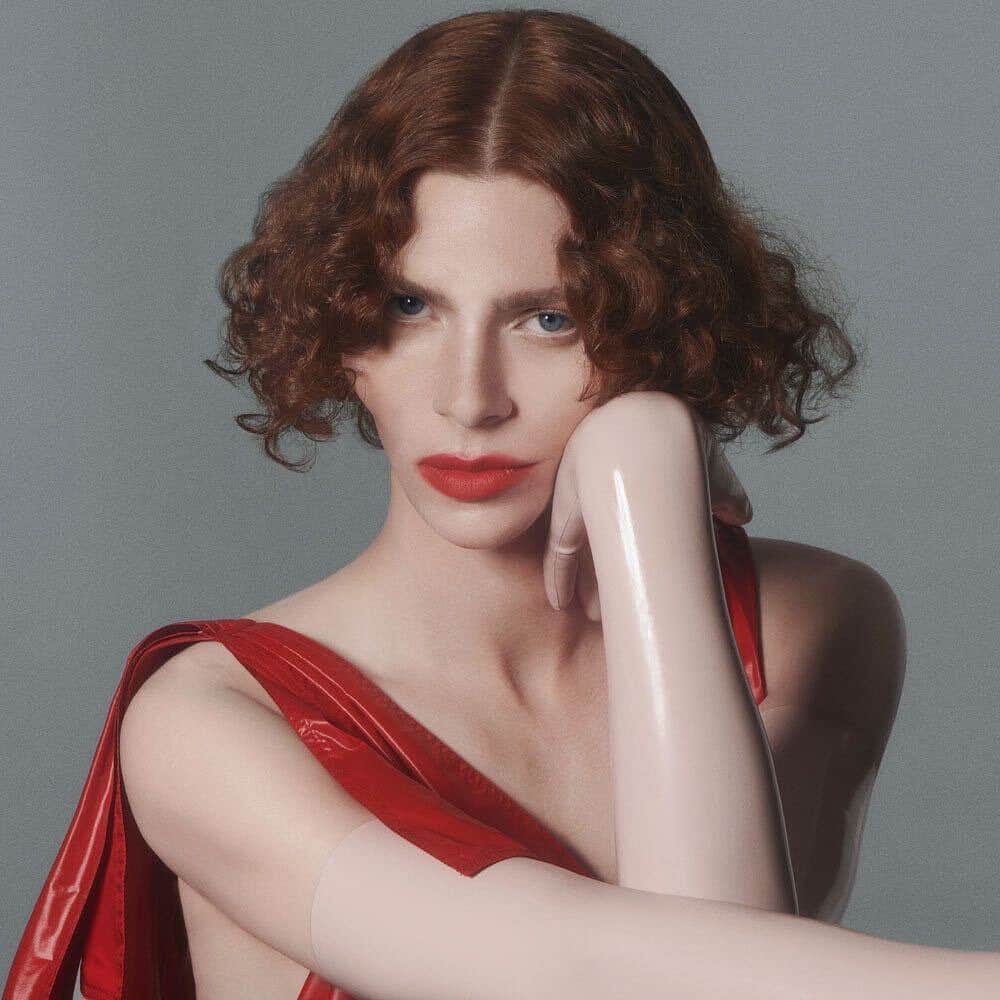 リナ・サワヤマのインスタグラム：「RIP SOPHIE 💗 u were the sweetest - an icon and a visionary. the world and our community has lost a beautiful soul. i’m heartbroken  what a privilege it was to share moments with u backstage at Pop 2 London 😔 thank u for everything」
