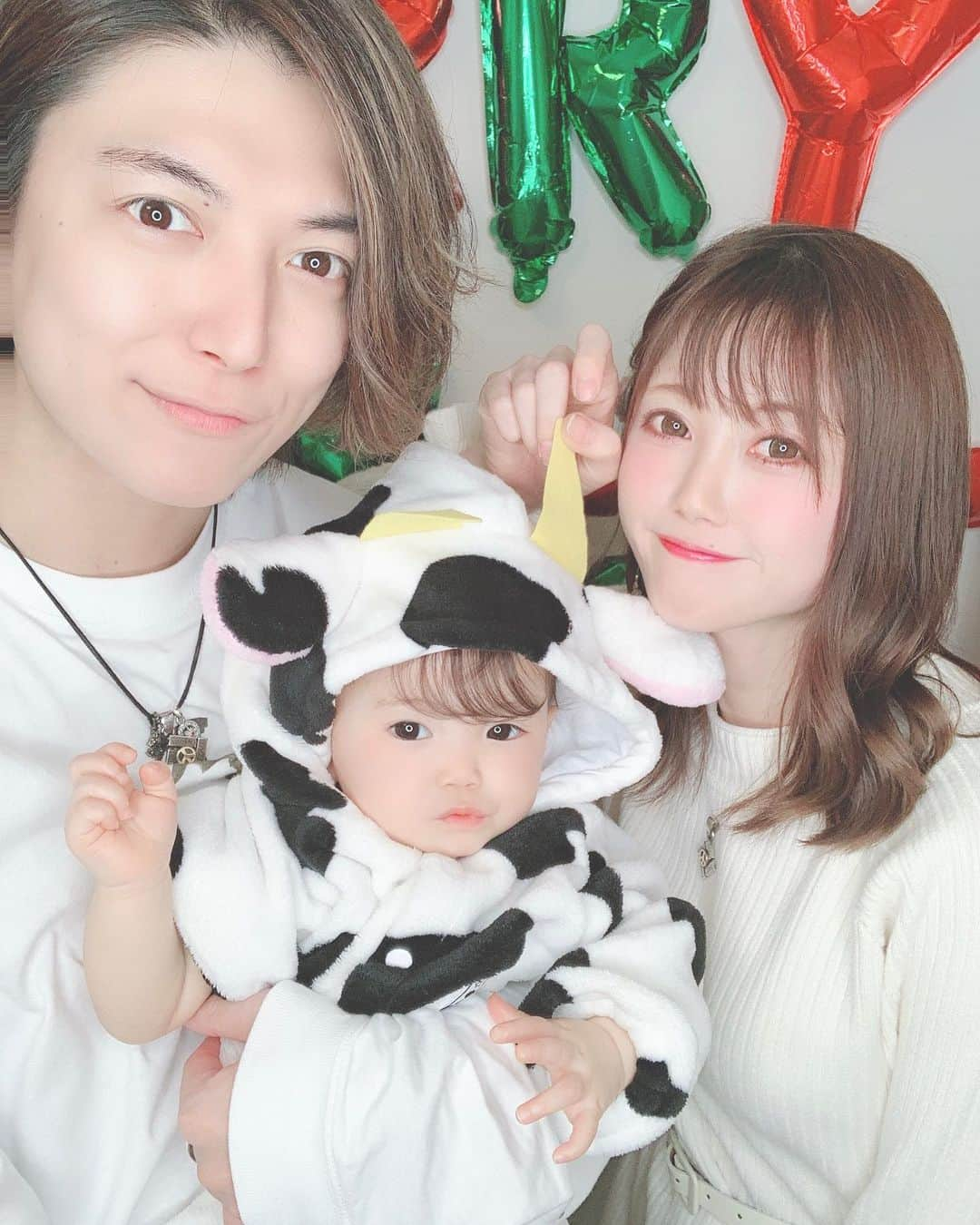 引地敬澄のインスタグラム：「🐮2021年明けまして絶賛おめでとうございます🎍  【速報】 (？？？という状況のみなさん。安心してくださいそのリアクションは正しいです。)  毎年Instagramでの『あけおめ投稿』が遅くなると話題の引地さんですが、2021年は新記録を樹立した模様です。  今年はなんと…2020年の1月4日を大幅に上回る1月30日(最早31日手前)を記録しました。  2022年以降の『あけおめ投稿』はもちろん。 年内の投稿の動向にも俄然注目が集まっております。  また、昨年は1年間(365日)中21投稿というインフルエンサー界投稿最短新記録を樹立した際のインタビューでは…  『21が一番好きな数字だから嬉しい( ᷇ᴥ ᷆ )』  と答えていた事もあり、今年21年は一体どんな活躍を見せてくれるのか絶賛期待が高まります。  皆様、2021年も引地さんのInstagramを絶賛お見逃しなく、、、！！！  （笑）  ってなワケで！！w  2021年は一番好きな数字【21】が入ったとても大切な年なので、俄然今年も素敵な一年になるよう絶賛頑張りたいと思います😼🍀！！ｲｴｰｲ (※動機と抱負が小3)  ps.お正月は最愛の嫁ちゃんとぱおべいと家族3人で絶賛まったり平和に過ごしたよ🐕🐕🐕🎍  ps.ps.モーモーべいぱ可愛過ぎた🐮👶😭最後の写真✌️してるし愛がもうぬぁああああああああああああ語彙力爆死  ps.ps.ps.日頃の感謝と愛を込めて2人にお年玉🧧をお贈りさせて頂きやした☺️🍀  うむ！ 今年は【引地ぱおーに家のYouTube】も沢山更新できるよう頑張ります🐕🍀！！  えー 色々と語り散らかしましたが…  改めまして、、、 インスタ仲間のみなさん！！  2021年も絶賛ハッピースな一年にしましょうね🤘😼🍀！！  今年も全力で絶賛宜しくお願いします🐕🌅🎍🇯🇵！！！！！！ぱおーにぱおーに！！  #2021年 #新年明けましておめでとうございます #お正月 #元旦 #2021  #KinCrossWorld #HAPEACE #引地髪服  #JAPAN #原宿 #東京  #引地家 #引地ぱおーに家 #令和ベビー #パパ #ベイビー #ぱおーに 🐕🍀 #0歳 #新米パパ #女の子パパ #親バカ部  #こどものいる暮らし #赤ちゃんのいる生活 #赤ちゃん #新生児 #instakids #instababy  #家族 #family #thankyou」