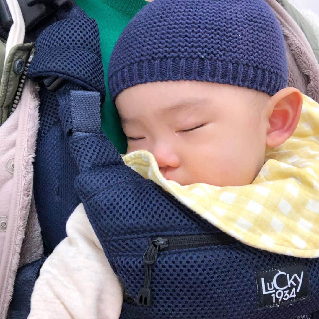 馬渕史香のインスタグラム：「前向き抱っこでは寝ない子が多いって聞くんやけど、うちの息子はがっつり寝てました笑笑  もちろん対面抱っこでも  3枚目は11月だったかにみなとみらいに行った時の  #ラッキー抱っこひも #ラッキーインダストリーズ #抱っこ紐 #パワーサポートキャリア #アンバサダー #pr   #あしざわ家 #赤ちゃんのいる生活 #令和2年生まれ #5月生まれ #男の子ベビー #令和ベビー #babyboy #2020baby #ゼクシィbabyママ隊 #ずぼら主婦」