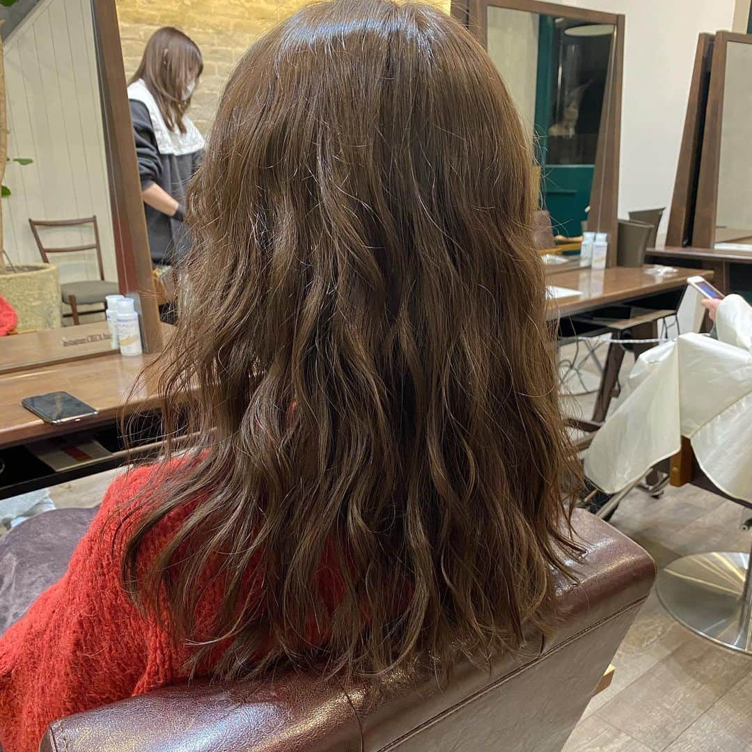 野口和弘のインスタグラム：「ど直毛にパーマ。今は細かめのウェーブが可愛いと思う。 仕上げはドライが雰囲気いい。 気分変えたいならパーマおすすめです。 . #cieca. #ciecanoguchi  #お客様ヘア」