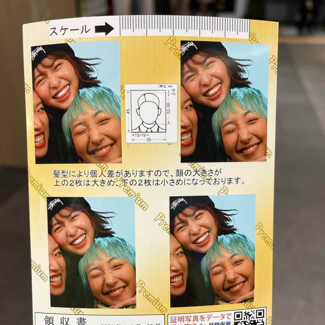 あっこのインスタグラム：「本の宣材写真とった💖💖💖読み返すと、ビビるぐらいグレMAXなわたしがあけすけに話しまくってて、本当に愚かでおもしろかった。愚かすぎてちょっと恥ずかしいけど、2020年のあの時期のズル剥け表現はこの本しかないし、内緒ばなしをデカイ声でできるのが書籍の良いとこだよね。やっぱり作ってよかったな  #令和galsの社会学」