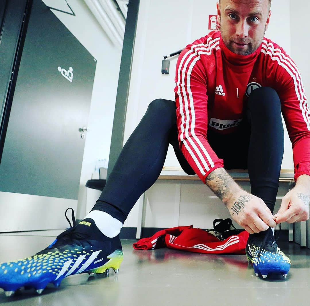 アルトゥール・ボルツさんのインスタグラム写真 - (アルトゥール・ボルツInstagram)「Nowy rok, nowe buty💪🏼... New year, new boots 💪🏼👊🏼.  @adidasfootball  #adidas #predator #boruc」1月30日 22時31分 - arturboruc