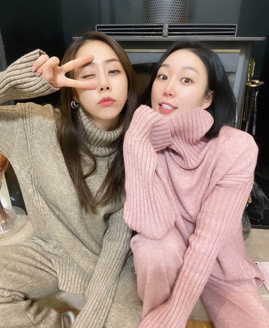 ピパ のインスタグラム：「WEEK-END  어릴때부터 #옷맞춰입기 정말 좋아함 굳이🤷🏻‍♀️ #Sisters #예방울자매」