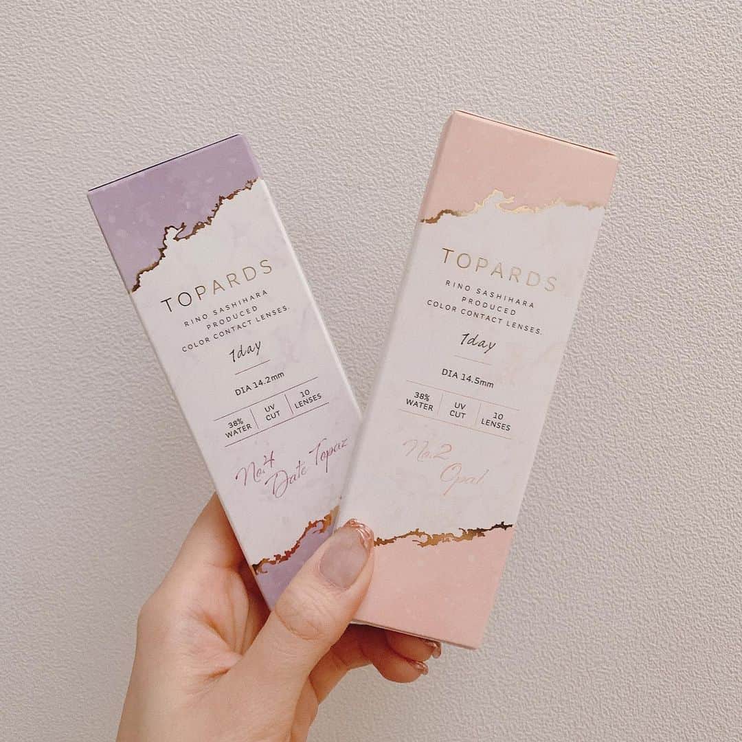SHIHORINのインスタグラム：「𓂃𓂂𓇸  さっしー (@345insta )プロデュースのカラコン 【TOPARDS】を試してみたのでレビュー𓏗𓏗✨  スワイプしてみてねん👀▶︎▶︎▶︎  ☑︎No.2 Opal 瞳を大きく儚げな印象にみせてくれる色素薄めなカラコン👀 まさに、ちゅるん🥺The透明感✨な瞳になれます🥺 着色直径13.8mmなので大きいかなと思いきや そんなこともなくナチュラルに盛れる💐 このカラー可愛すぎるꪔ̤̮  ☑︎No.4 Date Topards 万人受けブラウンカラーでふんわり優しい印象に👀 かなりナチュラルなのにさりげなく盛ってくれる 着色直径13.4mmで程よい大きさ👀 うるうるに見えて自然に瞳を サイズアップしてくれるカラコン✨ つけてるのがバレないくらいナチュラルなので 学校やオフィスにも🙆‍♀️◎  トパーズのカラコンは種類豊富で他にも気になるカラーが たくさんあるのでまた試してみよ〜☺️💓   #TOPARDS #トパーズ #トパーズカラコン #カラコン #カラーコンタクト #topards_pr #指原カラコン #オパール #デートトパーズ  #カラコンレポ #カラコンレビュー #カラコン着画 #カラコン比較 #色素薄い系 #アイメイク #ナチュラルメイク」
