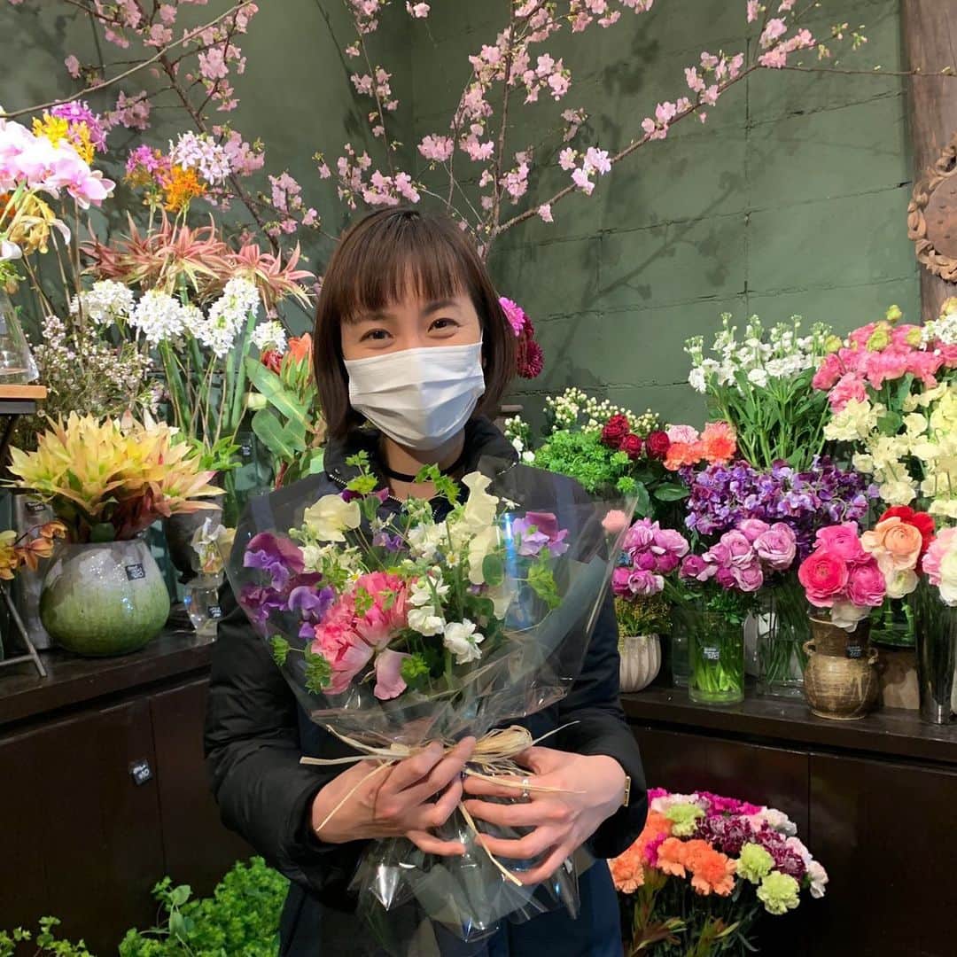 今村沙緒里のインスタグラム：「Thanks💜💙 癒されてます。 #thanks #flowers #present #고마워 #プレゼントを考えてくれた時間も嬉しいです」
