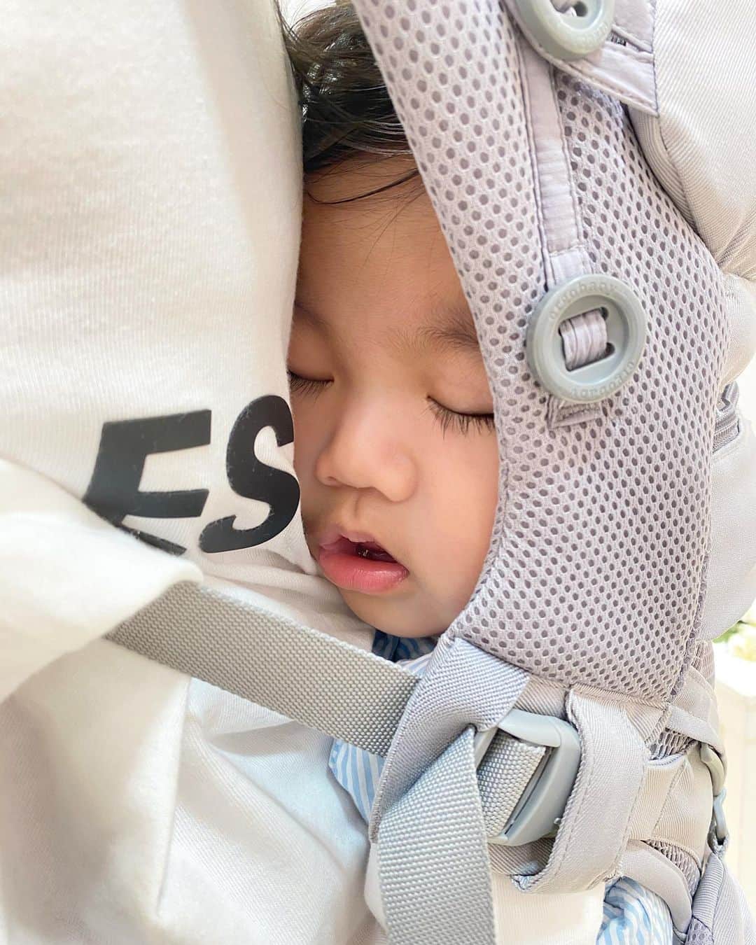 Mai Wakimizuのインスタグラム：「主人の抱っこ紐でスヤスヤお眠り中の息子♡この角度からの寝顔ってなかなか見れないから貴重で記念にpost＼(^o^)／抱っこ紐って密着するから安心するんだろうな〜♡ところで私のカッチカチの首と肩、どなたかほぐして下さい。笑 #生後6ヶ月#男の子ベビー」