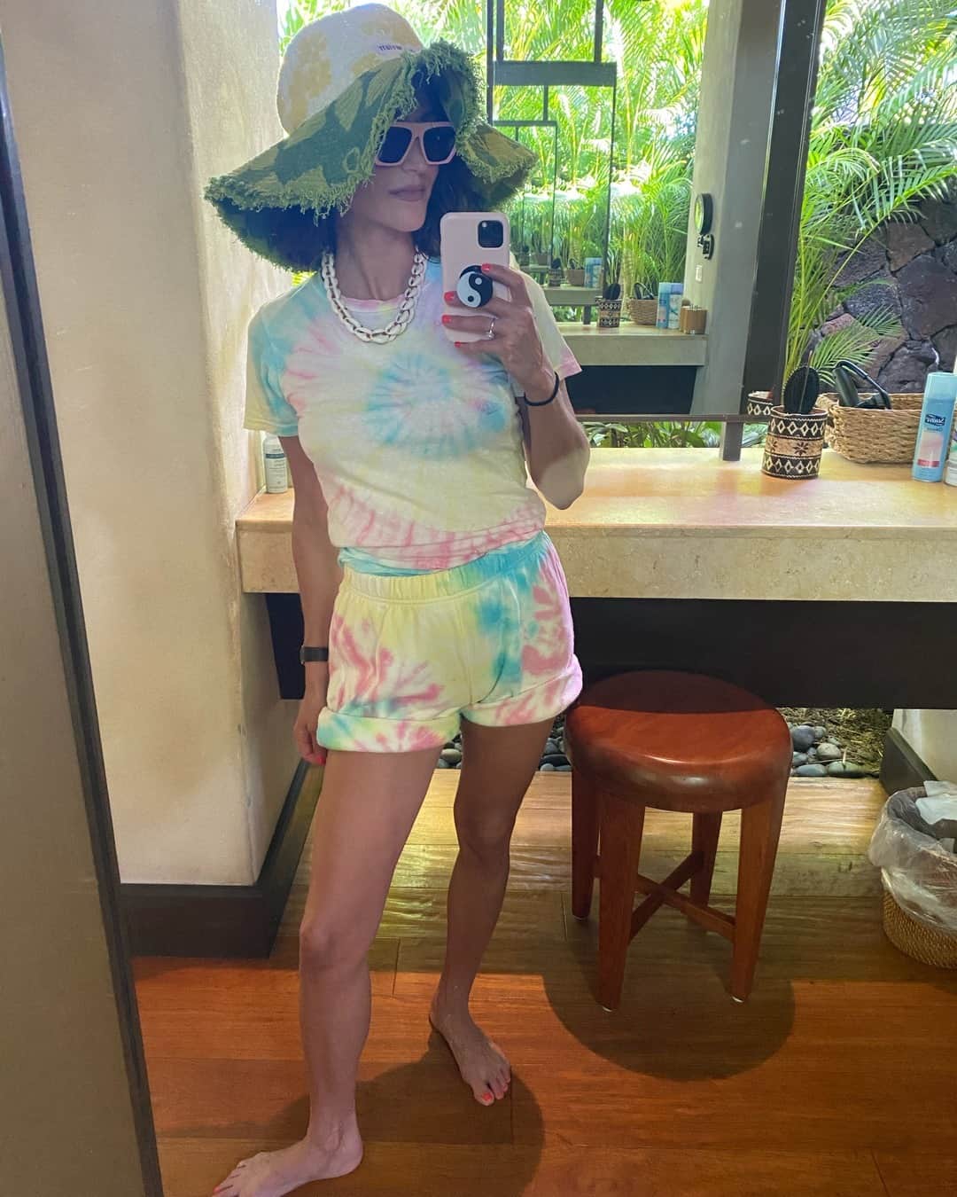 ダニジョーのインスタグラム：「Living in #tiedye coziness 🍭 ⠀⠀⠀⠀⠀⠀⠀⠀⠀ p.s. get 30% extra off of sale today 🛒〰️」