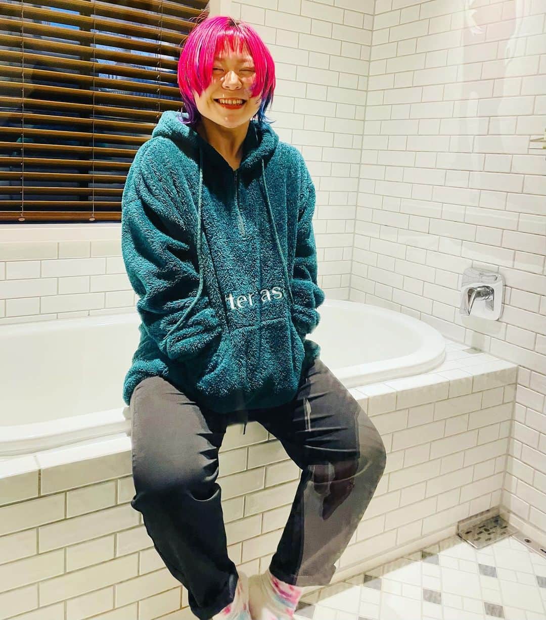 かわなみchoy?のインスタグラム：「🛀 👋choy?👋What a photo?💥 🛀 🛀 撮影で使ったbathroom🛁オシャレ⚡️💎 🛀 3枚目の子ゴリラ感やばくない？😒 🛀 🛀」