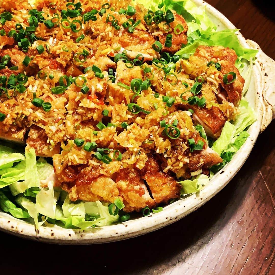 志摩有子さんのインスタグラム写真 - (志摩有子Instagram)「今夜は油淋鶏。下味をつけた鶏モモ肉をカリッと揚げて、刻みネギ入りの甘酸っぱいタレをたっぷりかけて。付け合わせはざく切りのレタス。2枚揚げたけどあっという間。  #油淋鶏 #家中華 #arikoの美味しいルーティン」1月30日 22時32分 - ariko418