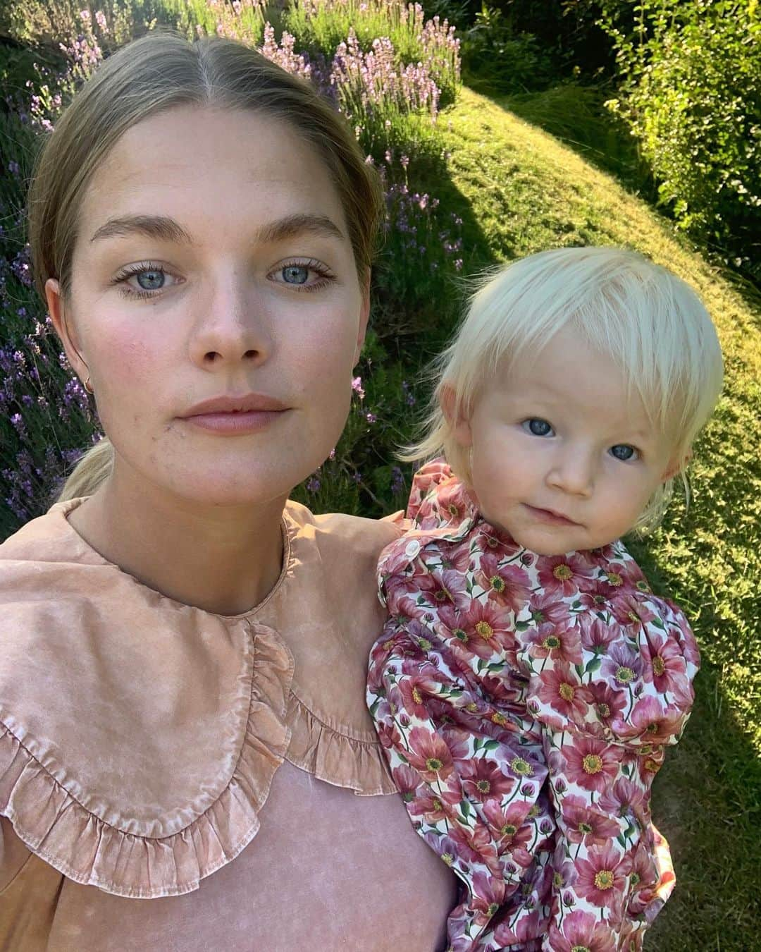 シー ニューヨークさんのインスタグラム写真 - (シー ニューヨークInstagram)「Beauty @christinesofiej wearing the Hildur t-shirt with daughter Bobbie in our Leslie Kids Dress ✨ #mommyandme」1月30日 22時35分 - seanewyork