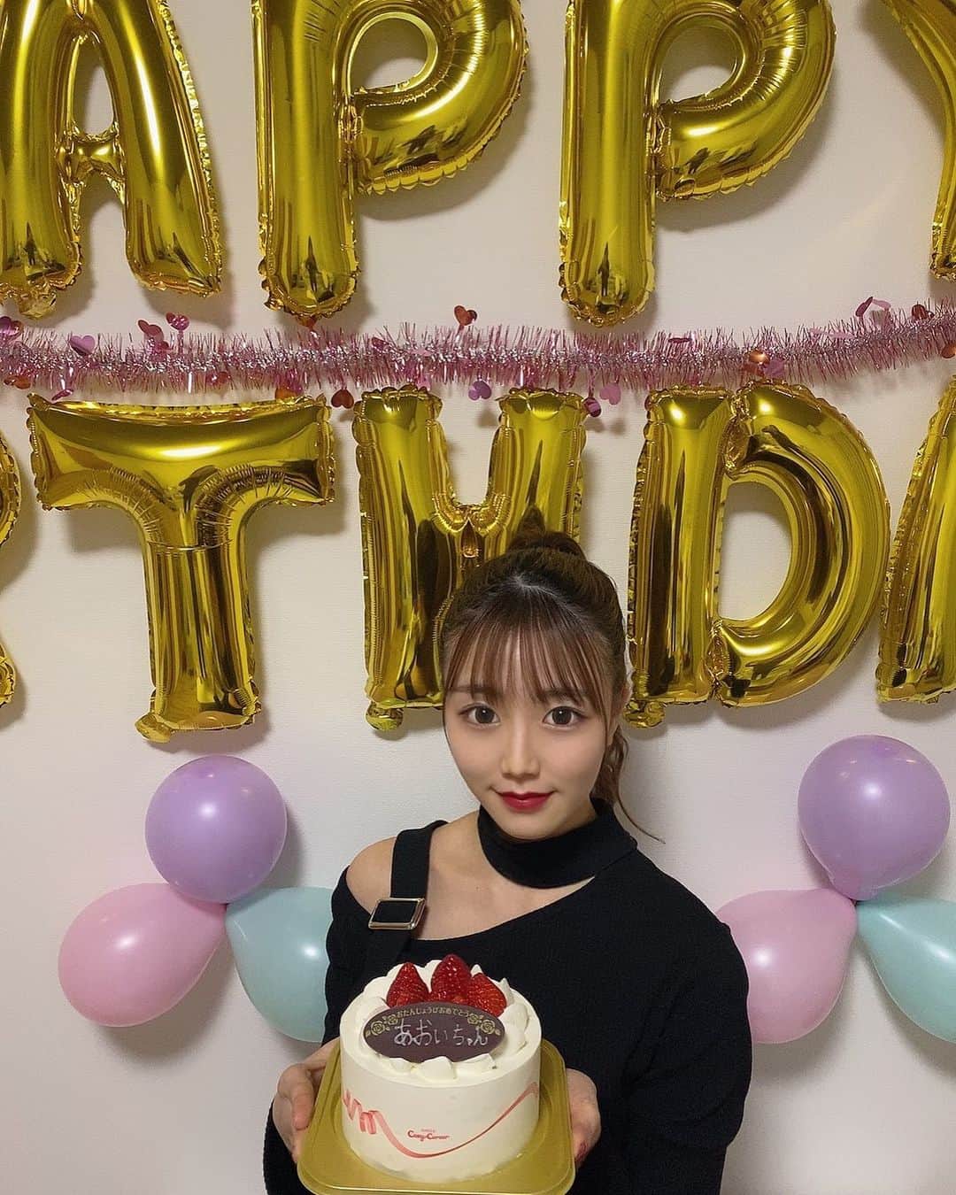 虹川葵のインスタグラム：「・ 今日で21歳になりました🎂 たくさんのお祝いメッセージありがとうございます！ 本当に幸せな誕生日でした💞 21歳は色々な活動をできるように頑張ります✨」