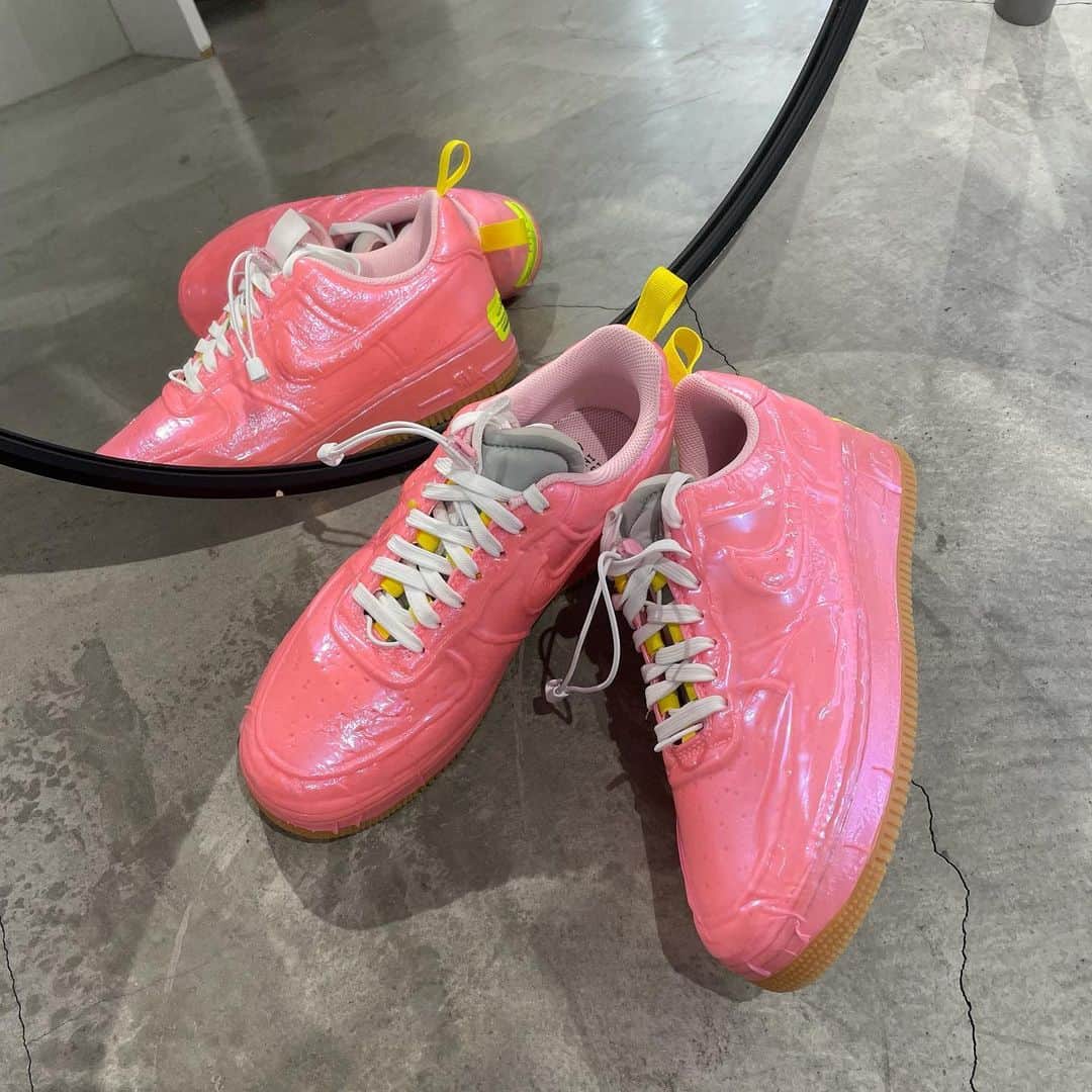 のインスタグラム：「. 2/6(SAT)よりNIKE AIR FORCE 1 EXPERIMENTALが登場🔥AF1が生み出す個性的なスタイル😋  ナイキの歴史的資料を保管する DNA (Department of Nike Archives) の膨大な量の試作品から生まれる新しいアイデアを新しい実験と限界への挑戦を経て過去、 現在、 未来を同時に象徴するN.354シリーズから新しいAIR FORCE1が登場✨  1982年の誕生以来ありとあらゆる素材やカラーを使ってアレンジされています！ 人気のバスケットボールシューズのオリジナルモデルに新たなテイストをプラス。👍 インパクトあるデザインでコーデの主役にも🔥ぜひお見逃しなく。。！！  　　 　　 　　 　　 　　 　　  #atmos#atmospink#アトモス#アトモスピンク#スニーカー#スニーカー女子#NIKE#ナイキ」