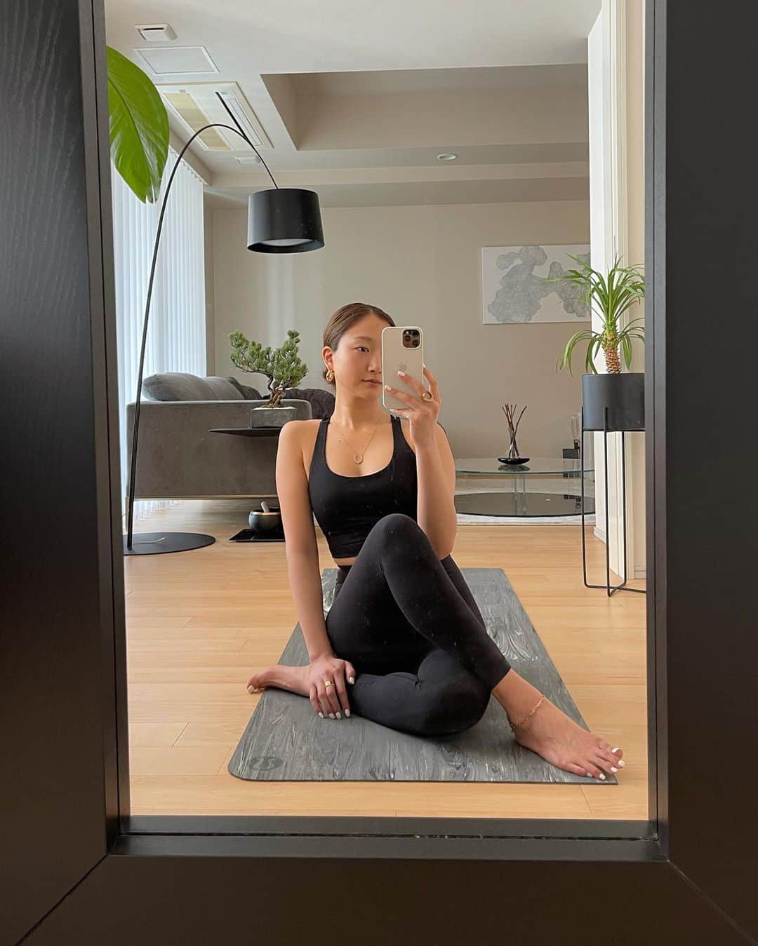 岡清華のインスタグラム：「〜Raja yoga〜 ヨガとアーユルヴェーダの関係  皆さんこんばんは！ 今朝も、6:00amからの瞑想と6:30-7:30amでの Raja yogaのクラスを行いました。🧘‍♀️毎週土曜日。 (ドロップインも可能なので是非参加ください。)  🖥 @mother___jp web site Studio _ Event  Raja yogaを一緒に深めていってくださっている Team member @naho_yanagi_ のイベントもあります 2/1 mom 21:00-22:00 ¥500- Event pageより🌕  ________________  毎日カウンセリングをさせていただいている中で、  『 ヨガ🧘‍♀️に出会って、体調も気分も良くなる感覚は あるものの、なんだか整いきらないところがある…』  というお声を聞くことが多いですが、まさにその通り。🙏  ヨガの本来のカタチ、八支則まで全て取り入れることが できているならまだしも、アーサナ(ポーズ)のみで、 5000年の歴史の恩恵を受けられるはずもないと思います。  ヨガの講師とは、クラスの1時間を担当しているわけではなく、 来てくださる方の生活、24時間をも支えることができる 心身の在り方を伝え、人生をも変えることができる存在になり得ます。  人生が豊かになる、心身ともに整う。🤝✨ それって、朝から晩まで24時間365日、そして死ぬまで生涯全てのこと。  ヨガのポーズをとっているたった1時間などの話ではなく、 "生きる" ということについて成長と変化を生み出すには、 もっと多角的で深い意味を含ませた中で、浅い深い、強弱をつけて、 伝えることで、誰かの毎日の一つ一つの選択、人生をも変えるものになる。  私は、そんな、ヨガの素晴らしい本質を、 日々の暮らしの中で補完させる 存在こそが、 アーユルヴェーダだと思っています。☀️🌙 ________________  ヤマ、ニヤマなどの哲学や、呼吸、集中、瞑想など。 それらを通して、やっと、本当の意味での、永続的な 幸福や快適さを維持することができます。  また、ヨガという側面、そしてその裏側の部分でもある、 姉妹科学のアーユルヴェーダの知恵を借りて、 自分に合った食事、睡眠、行動面も考え方も生活で取り入れるもの全てを 選択し、日々生活することで、やっと本当の意味で、 自分が自分を取り扱うことができるのです。  _______________  \ MOTHER Ayurveda Leader 3期 / スクール開講まであと、4日！  2/3 9:00〜 オリエンテーション / 毎週土曜日9-12時講義 全力を注いで、おひとりおひとりと事前カウンセリング中。  今回も、最高！に素敵な皆様が揃ってる。 ピンっときたら直感で。いつもチャンスは今この時👍🤍🌍  @mother_leader2021 詳細は、ウェブサイト "SCHOOL" 🖥 pageにて (滑り込み希望の方はお早めに！📩info@mother-japan.com)  ________________  #ヨガ#アーユルヴェーダ#インストラクター#ヨガ講師 #ヨガしてると整う？　#その1時間で本当に整う？ #本当の意味で心と体が満たされていますか？ #教えられ続ける人は学び続けられる人 #本当の意味で心身が整い最高に人生を楽しめるように #本質を追求しよう #ここにある #最古の生き方の知恵 #現代に活かそう #一生ものの知恵 #知ったもん勝ち #Ayurveda #Yoga #Veda #MOTHER  @mother___jp」