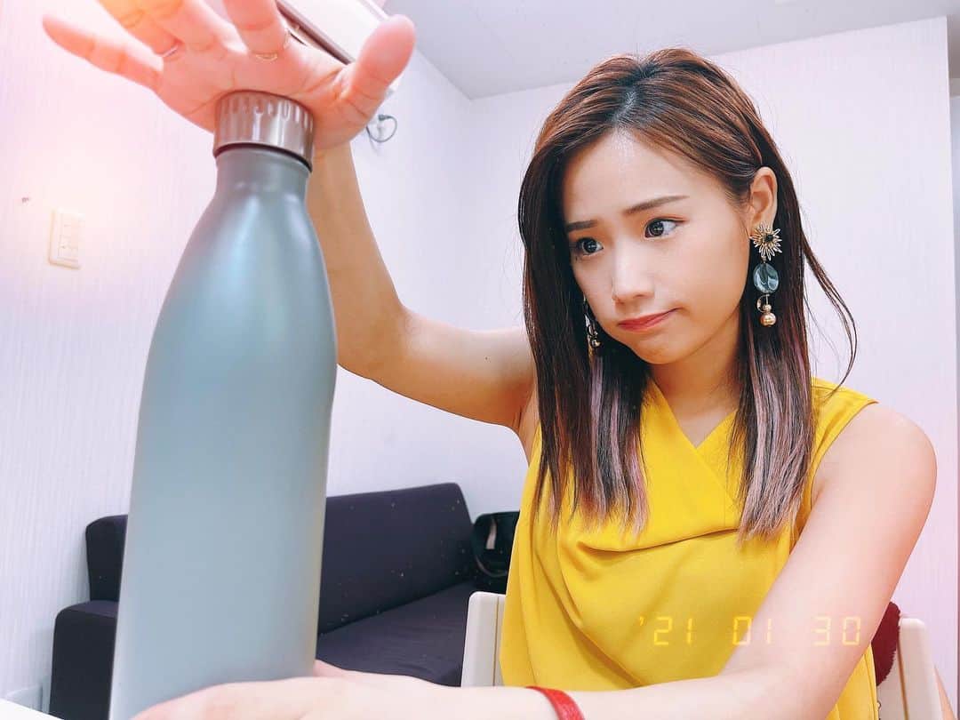 秋山ゆずきのインスタグラム：「. . 本日水筒デビューしました。 なので今日はお水外で買いませんでした‪‪☺︎‬‪‪ 家に積み重なった水を消費してます。  和美さんの衣装は連日ノースリーブ多めです。 たまに袖のある衣装着せてもらえてると あれ？長袖！良かったね！ってみんなに言って貰えます。  和美さんは夏はどんなお洋服着るんですかね。 もはやキャミソールなのかな。 それとも逆に長袖なのかな。  長めの前髪もピンクのインナーカラーも 自分の一部になり愛おしい日々です🥸  皆様素敵なサタデーナイトを🌝  #水筒デビュー #デビュー 今夜は #満月 ？ なのかな？」