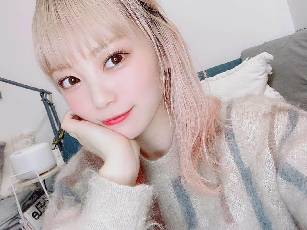 美木優希奈のインスタグラム：「・  今日で24歳になりましたー！！ 皆さんお祝いメッセージや、サプライズなどありがとうございます😂✨ 一つ一つのコメントが温かくて本当に嬉しいです🥺 2年後の武道館に向けて、努力して、皆さんの前でたくさん歌えるよう頑張っていきたいと思います！ 24歳何か一つでも結果を残します🔥 これからもよろしくお願いします！！  ・ ・ ・  #amerivintage  #pinkhair #makeup #hairmodel #instagood  #instafashion #singersongwriter #vocal #vocalist  #アメリヴィンテージ  #ボーカルユニット  #撮影 #ヘアカラー  #冬服コーデ  #白ニット  #白ニットワンピ  #弾き語り女子  #ギター女子  #ヘアスタイル #ピンクヘアー  #冬ヘアカラー  #インナーカラーピンク  #インナーカラー  #ピンクグラデーション  #サロンモデル #サロンモデル依頼受付中  #美容マニア  #おしゃれさんと繋がりたい  #音楽好きな人と繋がりたい  #かわかっこいい」