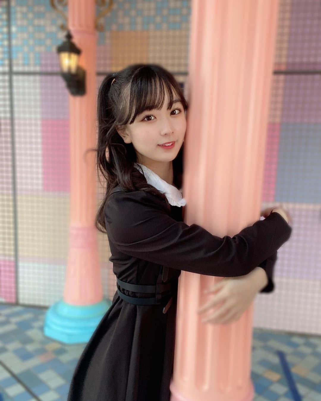 高田もものインスタグラム：「. サンリオの写真がたくさんあるから たくさん投稿するんだ〜🍑 . 飽きずについてきてね！ . かしこ . #高田もも #かしこってなに #かしこ #サンリオ #サンリオピューロランド #クロミ #クロミちゃん #ハーフツイン #巻き髪 #前髪 #blackoutfit #ワンピース #instagood #instagram #ミスid2021 #ミスid」