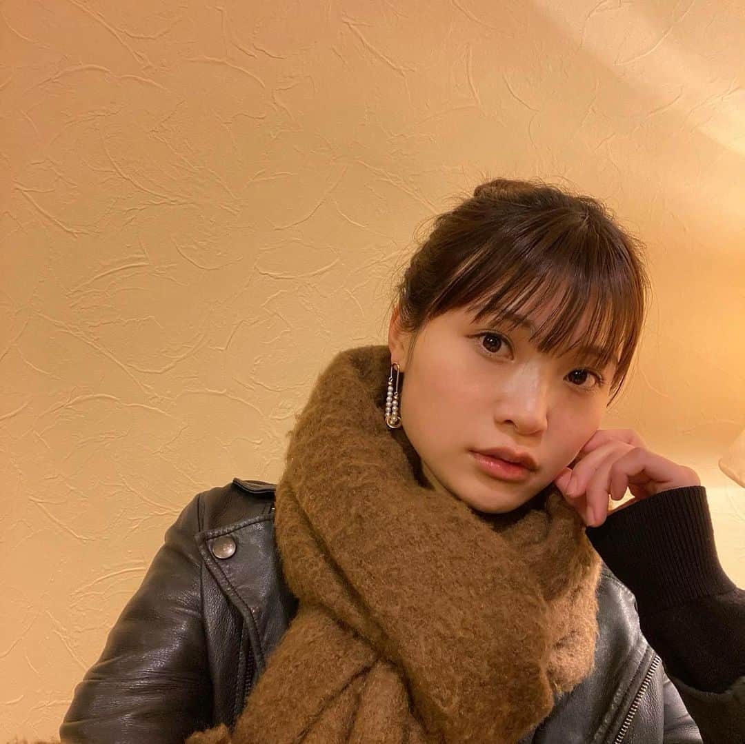 三橋栄香のインスタグラム：「🤍🤍 最近のお気に入りピアス💫マフラーぐるぐる」