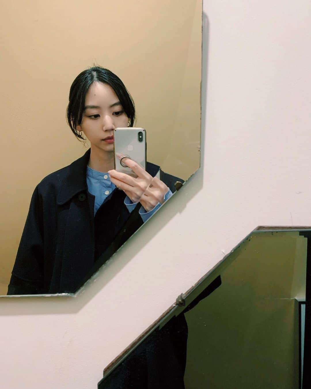 Shiho Sasakiのインスタグラム：「ネイビー、ブラック、ブルー 大好きなモノトーンを纏ってた休日🍃 早くコート無しで過ごせる季節が来ないかな💭 #休日」