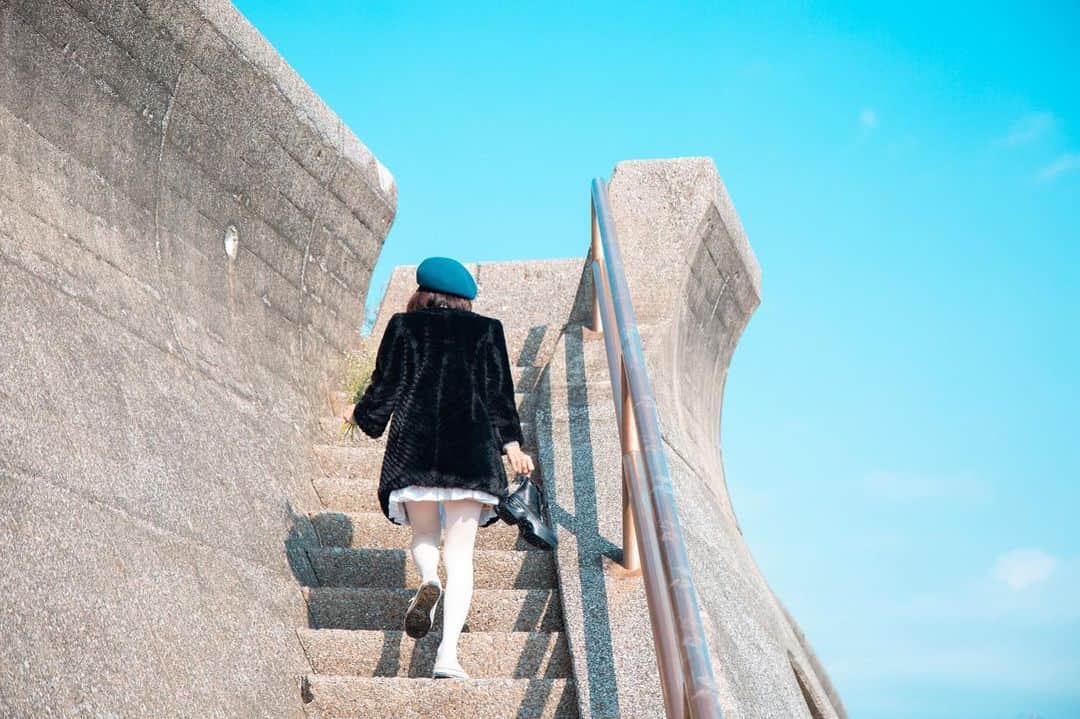 のインスタグラム：「やっぱり白タイツが好き🤍 空の色も可愛すぎる  #宮崎#南国#miyazaki#myzklife#海#夕日 #朝日#海#beach#ビーチ#旅行#田舎暮らし #南国暮らし#ボブ#ショートボブ#古着#白タイツ#converse」