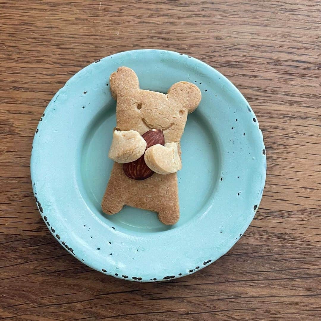 今村沙緒里のインスタグラム：「手作りクッキー🍪 従姉が子供ちゃんと作った クッキー送ってくれました！ 手の部分、かわいすぎる…🧸 会えない分プレゼントや手紙が すごーく嬉しいです。ありがと🐻 ・ my cousin's child send me homemade cookies！ soo cuuute🧸❤︎ ・ #cookies #homemade #bear #thanks #귀여워 #고마워 #手作りクッキー #手紙 #いろいろかわいい」