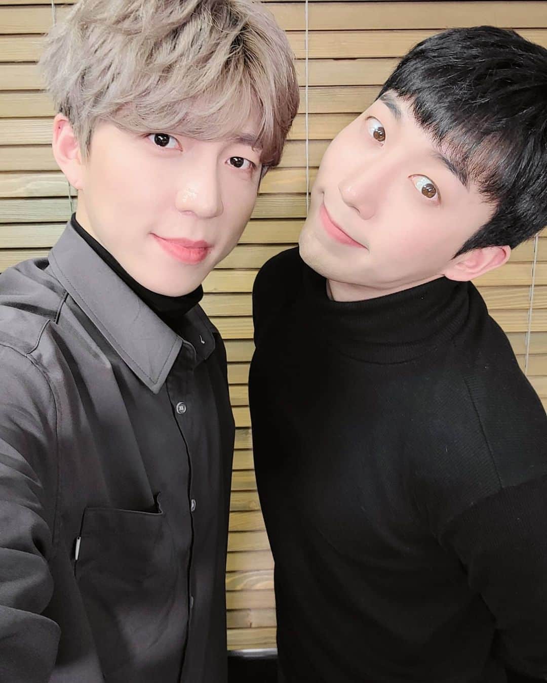 U-KISS（ユーキス）のインスタグラム：「[#유키스] 날씨가 조금은 풀려서 다행이에요😁 키스미 주말 잘보내세요~! 두시엔 오피피에이 유튜브도 보러가기❣  #UKISS #I_Wish  #SOOHYUN #수현 #HOON #훈  #수현oppa유튜브 #뮤비촬영장비하인드」