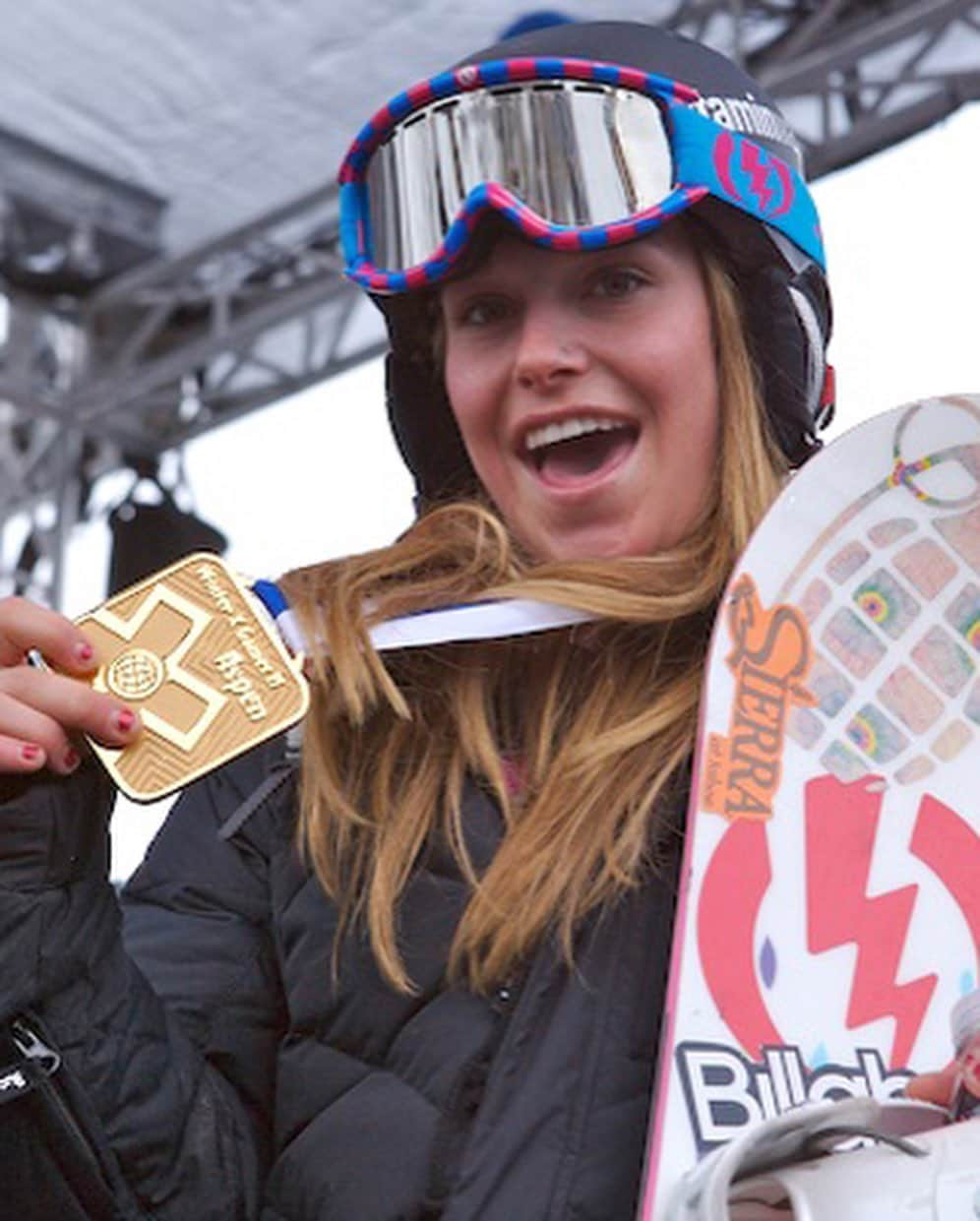 ジェイミー・アンダーソンさんのインスタグラム写真 - (ジェイミー・アンダーソンInstagram)「So damn grateful! 🙌  After 17 years competing  @xgames this win feels as good as when I won my first Slopestyle gold, alongside my sister @joantreacy who won boarder-cross the same day in 2007! I believe we’re still the only siblings to have ever won gold medals the same day, our family was loosing it! Huge shout out to my family, friends and sponsors! 💙 📷 @mr___skin」1月30日 13時56分 - jamieanderson